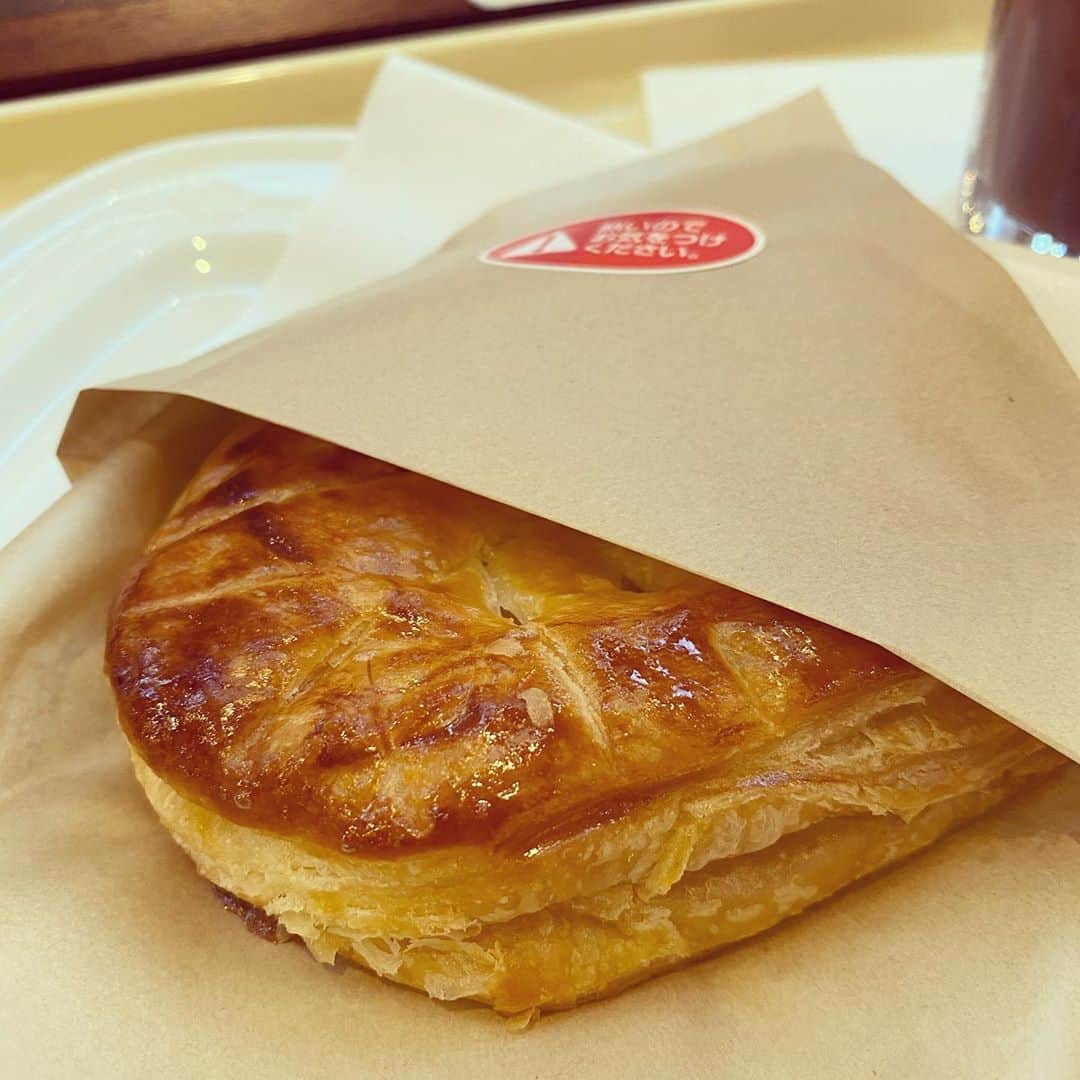 山田しょうこのインスタグラム：「アップルパイの美味しい季節になってきましたね。ドトールのアップルパイは店員さんに頼めば温めてくれます。風味が豊かになってさらに美味しくなります。このおいしさで180円は安すぎ🍎✨ #アップルパイ  #ドトール  #ドトール店員より」