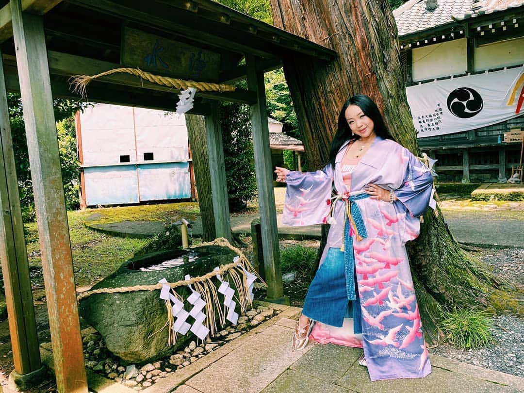 COMA-CHIのインスタグラム：「Old×New⛩️ 伝統と遊び。  Styling by @melodijah   #kimono #japanesefashion  #japanoia  #comachi #japanesewoman」