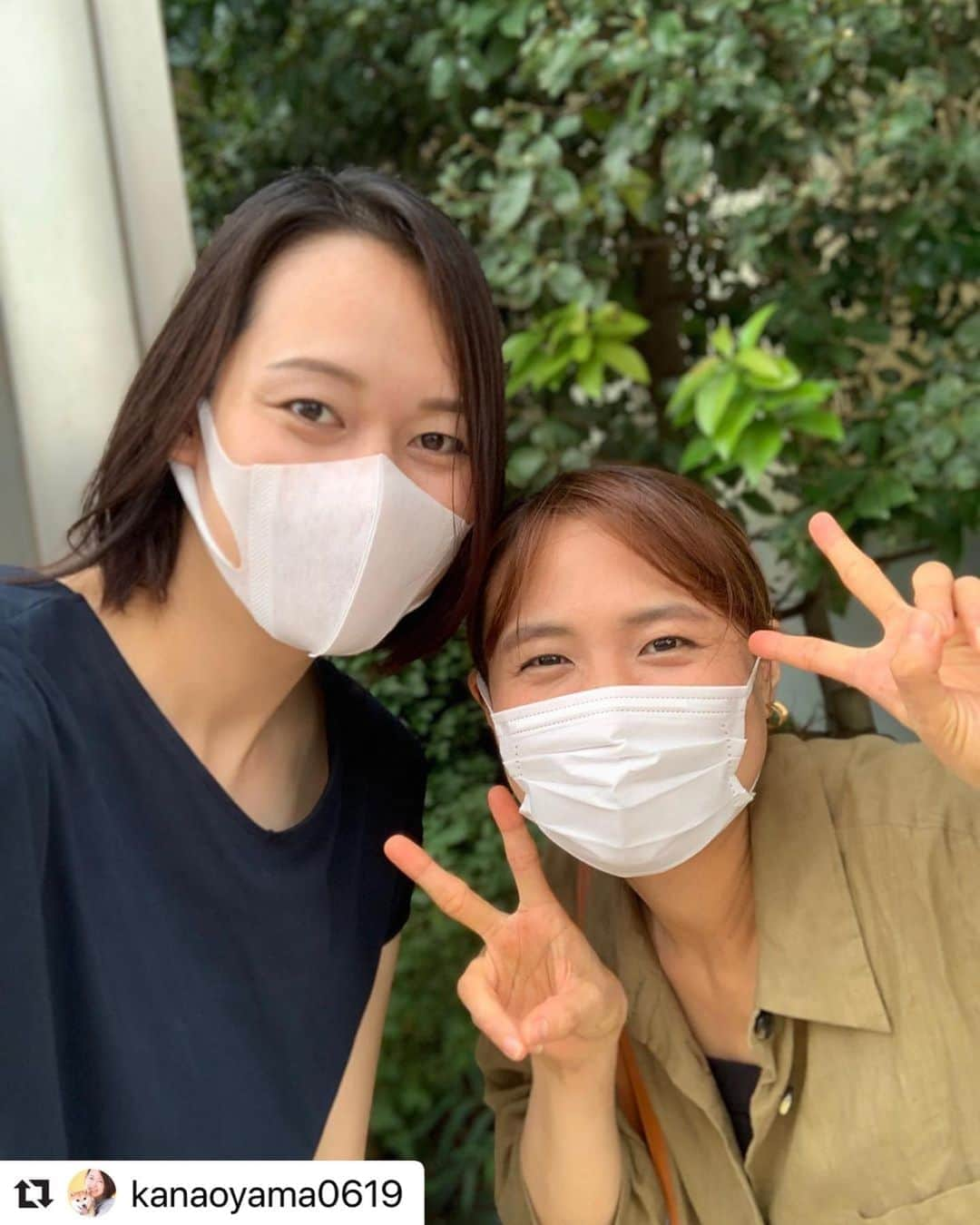 平野 早矢香さんのインスタグラム写真 - (平野 早矢香Instagram)「同級生アスリート　#大山加奈ちゃん　と久々ランチ✨連絡は定期的にとっていたものの会えたのはもう半年ぶりぐらいかな😂 アスリートだったからこそ、同世代だからこそ分かり合えることがたくさんあって本当に嬉しい有難い✨✨ お互い体調に気をつけながら元気に楽しく毎日過ごしていこうね〜🎵 ・ 明日9月18日(金)は #テレビ朝日 #グッドモーニング #朝6時から出演します ・ ・ #ランチ #楽しかった❤️  #加奈ちゃんありがとう #写真もマスク #ダブルピース #歳がバレるw ・ ・  #Repost @kanaoyama0619 with @make_repost ・・・ . . さやかちゃん　 @sayakahirano0324 とランチ🍴 . . さやかちゃんにもひさしぶりに会えたし 外でランチすること自体がひさしぶりで すごくすごく楽しかったー‼︎‼︎ . . 人と会うことや 外食をすることが これまでのようには なかなか簡単にはいかないけれど やっぱり必要な時間だと再確認。 . . いつでも元気な さやかちゃんのパワーを浴びて パワー充電されました‼︎ . . さやかちゃんありがとう🥰 . おしゃべりの内容が濃すぎたね笑。 .  . #平野早矢香 ちゃん　#🏓」9月17日 20時37分 - sayakahirano0324