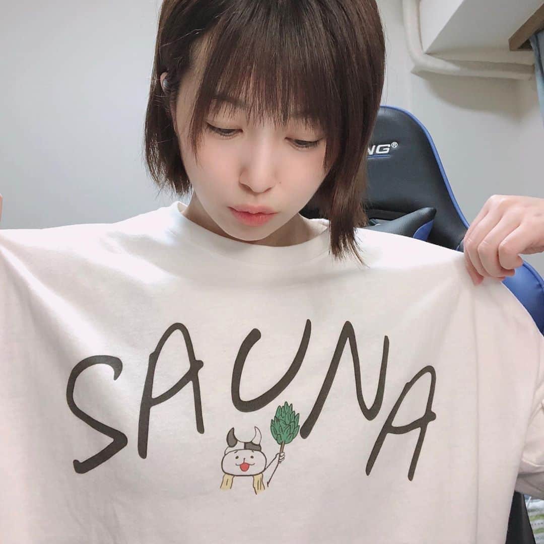 鮭山未菜美のインスタグラム：「サウニャー様からサウナ活動にとめっちゃ可愛いTシャツいただきました🥺❤️❤️❤️  ビッグシルエットでゆるっと着れてめっちゃ良き☺️💕 他にもたくさん可愛いグッズあるから集めたくなる( ◜௰◝ )  みんなも是非、サウナブログやラインスタンプも販売されてるサウニャーさんタグから見てみてね😻  サウニャー様、感鮭🐟💕  ただいま色んな方からTシャツをいただいたりモデルのお話いただいております。 私で良ければサウナ関係のお仕事でしたら出来る限り協力させていただきたいと思っておりますので、DMからよろしくお願いします😌」