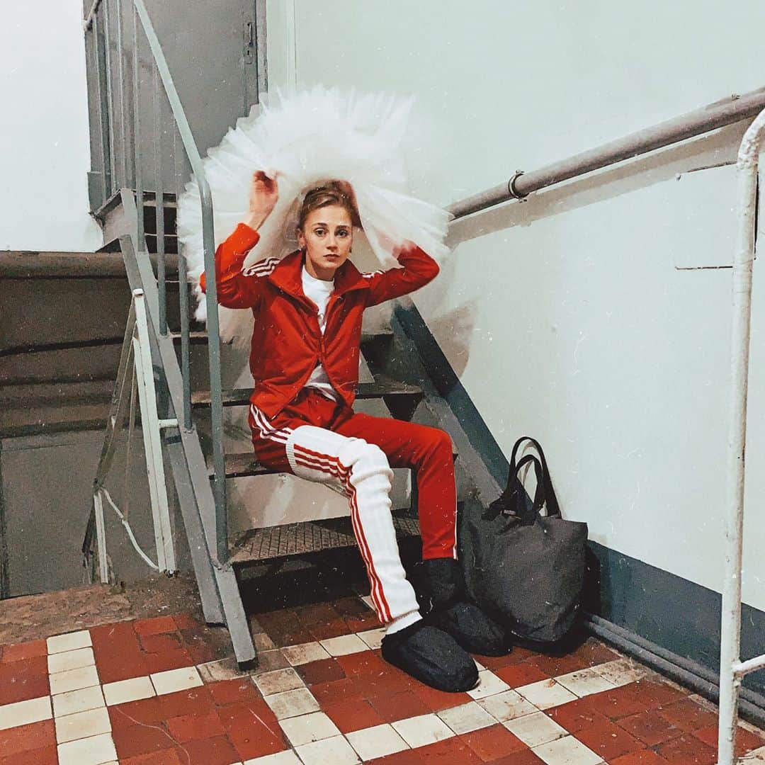 ダリア・イオノワのインスタグラム：「немножко sit, и дальше flit,  hope it  🤞🏻  _______________________________________  #spb #saintpetersburg #mariinsky #mariinskytheatre #mariinskyballet #mariinskydancer #vaganovastudents #ballet」