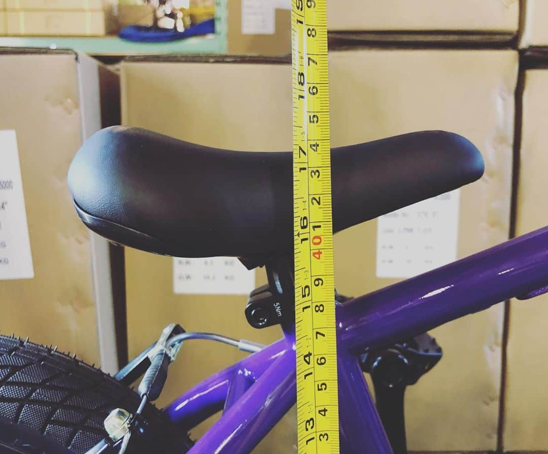 宇野陽介さんのインスタグラム写真 - (宇野陽介Instagram)「BMX 義務教育化って、99代総理大臣に期待しつつ　2021年モデルは、シートまでの高さかが430mmまで低く成りました！コレで、自転車公園デビューす。 #aresbikes #bmx #flatland #自転車 #義務教育 #子供自転車　#bmxの凄さ #93cmから乗れます。 #3歳から自転車　#staysaf #14inch #ランバイクデビュー前に　#akid」9月17日 20時38分 - yorkuno