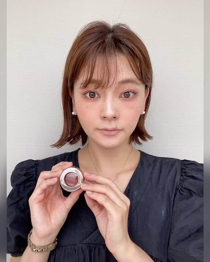 小濱庸子のインスタグラム：「※ お気に入りのコスメデコルテの アイシャドウの質感が好きすぎて、、  唇にもぬってしまっている💋 （わたしは唇あまり荒れないタイプなので、唇弱い人にはおすすめしない！）  ポンポン塗るとかわええーんよ♡♡ #コスメ #コスメ購入品 #コスメデコルテ #アイグロウジェム #メイク動画 #リップ #howto #秋コスメ #cosmetics #アットコスメ #ブラウンレッド #レッドブラウン #レッド #lips #lip #アイシャドウ #リップメイク #秋メイク #トレンドメイク」