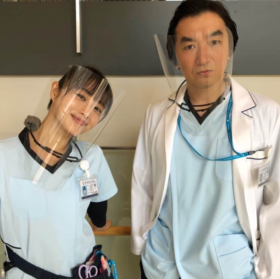 池田鉄洋のインスタグラム：「『アンサングシンデレラ』本日２２時より、見てください。石原さとみちゃんと写真撮ってもらえるなんて嬉しすぎるよね。やったね俺！  #アンナチュラルでは一度も同じシーンなかったのよ」