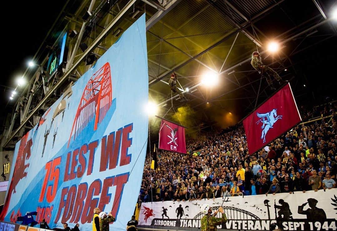 フィテッセさんのインスタグラム写真 - (フィテッセInstagram)「LEST WE FORGET ❤️💙  Op naar het duel van zaterdag!   #Vitesse」9月17日 20時48分 - mijnvitesse