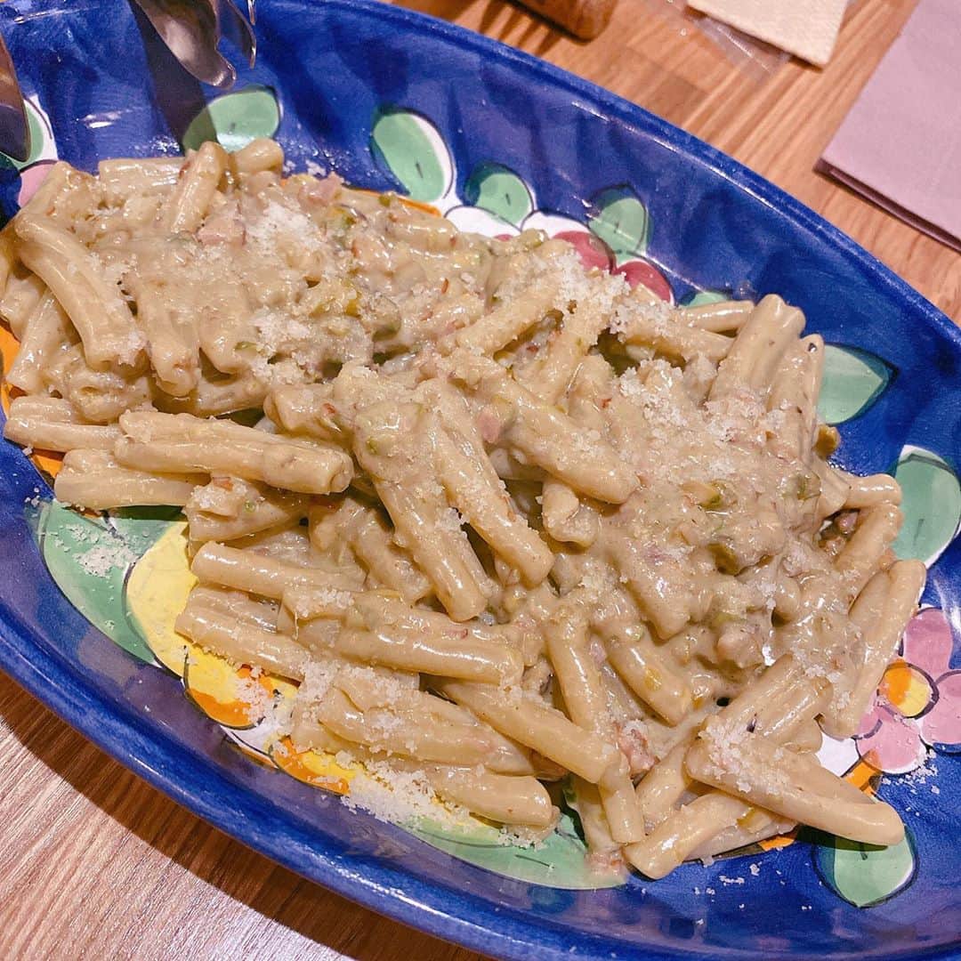 のインスタグラム：「玉造の【トラットリア　ロッチャ】さんのピスタチオのパスタ、本気でオススメ。この世で一番美味しいパスタはなにかと聞かれたら今の私は迷いなくこのピスタチオのパスタと答えるであろう。一口食べるたびにため息が漏れてしまうほどに極上の味。お肉も何でも美味しいしお店の雰囲気も可愛い。はやくまた行きたい。。 #玉造駅からちょっと歩くよ #商店街見るのもたのしい」
