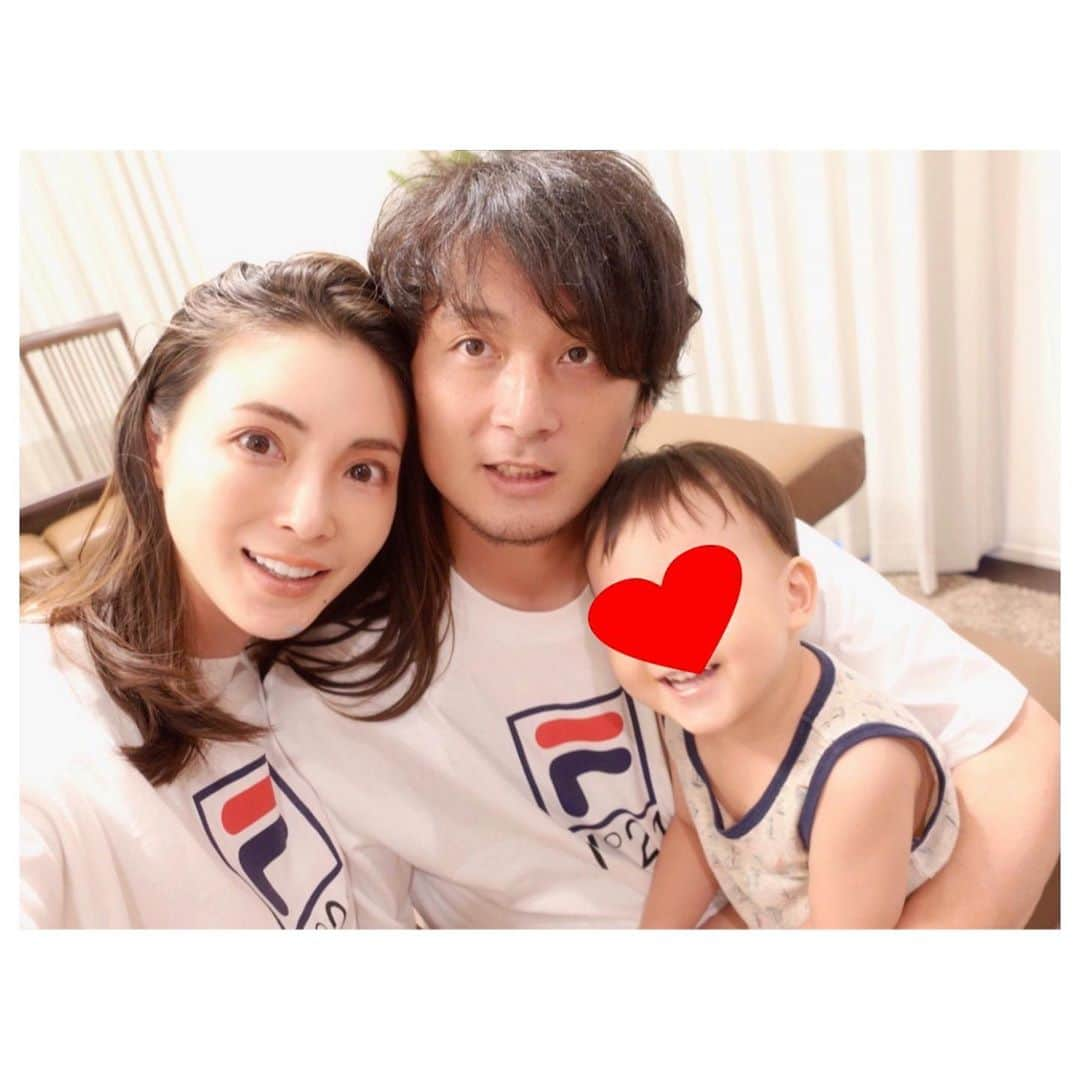 押切もえさんのインスタグラム写真 - (押切もえInstagram)「たくさんの優しいお言葉をありがとうございます。  最近の家族写真です。  息子も私も、優しくて強くて頼りになるパパが大好き。 これからもずーっと応援していきますよ♪  隠しちゃってるけど、息子はこの時満面の笑みでした。  Tシャツは #n21xfila  （子供用はなかった💦）  ＊明日と来週YouTubeアップします！ お掃除ルーティーンと、渋谷Vlogです。 プロフィールのリンクからぜひ観てね♪  #涌井家 #family」9月17日 20時43分 - moe_oshikiri