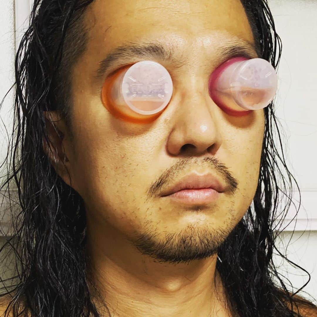 Kuboty のインスタグラム：「2ヶ月ぶりのポストです。  皆さんお元気ですか。  ぼくは引きこもり続けた結果  アイボンを極めました。  ではまた。  #小林製薬」
