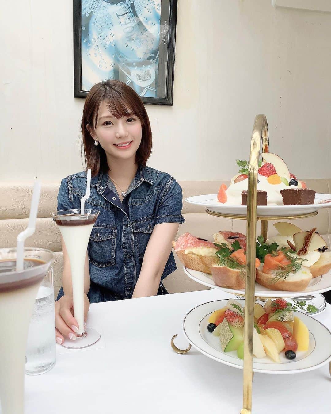 のインスタグラム：「・ ここのアフタヌーンティーが好みでとりあえず行っちゃいます☁️💗✨✨👉 友達とはいつも同じドリンク選ぶの！😉 ・ ・ ・ #カフェ #カフェ巡り #アフターヌーンティー #マッシモマリアーニ #女子会 #顎関節症 #パン #固くてなかなか食べられない #美味 #デニムコーデ #自撮り #iphoneカメラ #instagram #instalike #instagood #instapic #instafashion #fff #cafe #japan #nagoya #afternoontea #camera #instafood #drink #cute #ootd #lfl #rq #model」