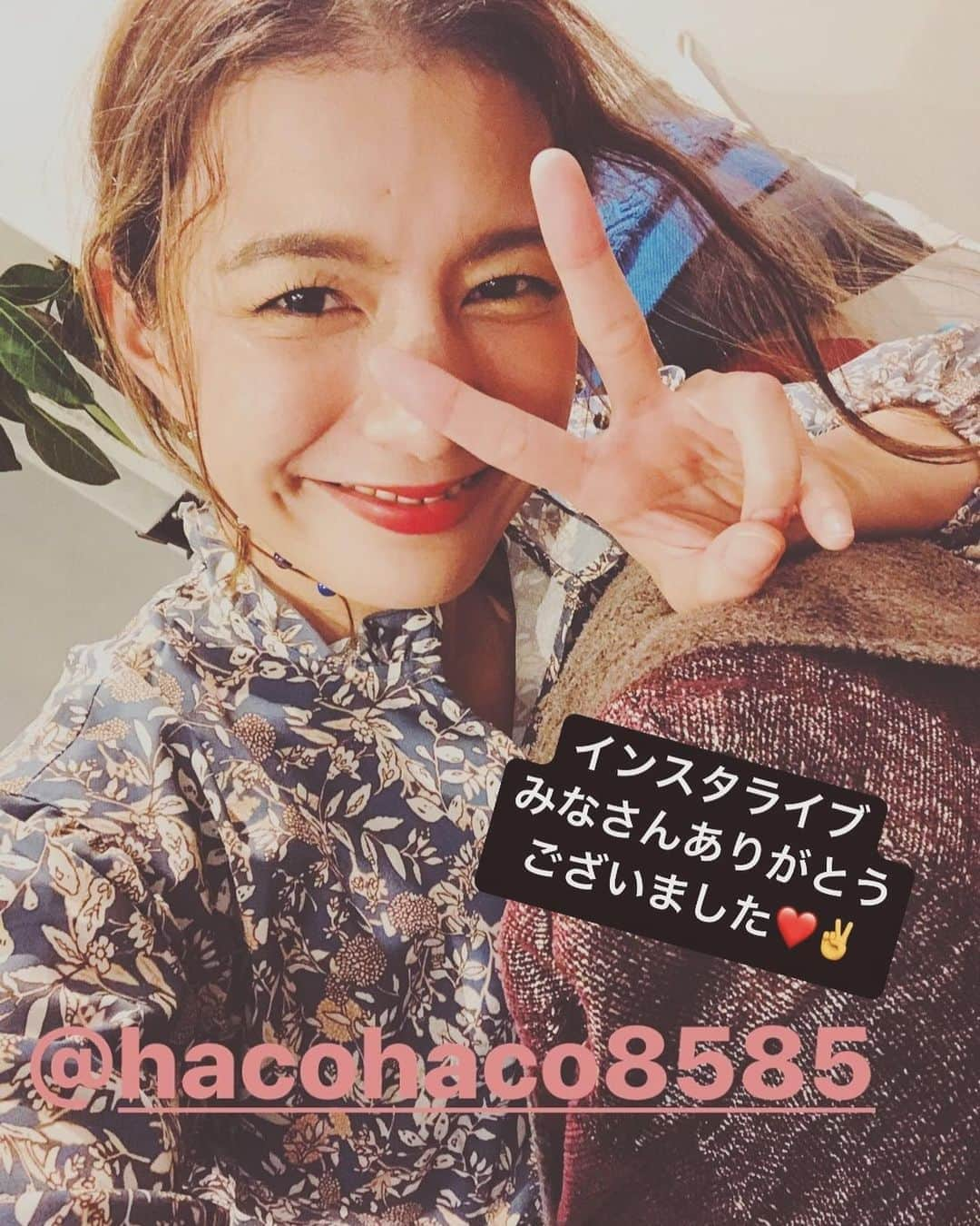 スザンヌさんのインスタグラム写真 - (スザンヌInstagram)「今日は日中も涼しかったので﻿ @hacohaco8585 さんコラボの﻿ チルデンニット🧶をはつおろし。﻿ ゆるずるっなすきすきコーデ✌️﻿ ﻿ 白トップスを合わせた日に限って﻿ 無性にカレー🍛が食べたくなるのはわたしだけでしょうか？😂﻿ ﻿ だいすき#スリランカカレー 🇱🇰﻿ にて無事、袖はカレーにかるめにつかりました😂﻿ （でもここでわたしはカレー頭から浴びたこともあるから今日は全然余裕♡）﻿ ﻿ 夜にインスタライブがあるからと﻿ トリートメントと髪の毛アレンジしてもらって、﻿ カレー食べて、本屋さんで本買って（やっぱり本屋さんで選ぶってほんと楽しい！息子には#うんこ漢字ドリル と算数ドリルを買ったよ帰ってさっそくしてて母嬉し。）﻿ 母のお店に寄り道して🏃‍♀️﻿ ﻿ 朝からたくさん動けて﻿ 充実した1日を過ごせましたっ♡﻿ ありがとう。﻿ ﻿ 今日のお洋服、詳しくは﻿ #wear更新 するね♡﻿ #ラブアンドピース2020 ﻿ ﻿ ﻿ そして今、インスタライブもおえて﻿ 幸せ余韻中♡﻿ 見てくださった皆様ありがとうございました❤️✌️﻿ 見れなかったかたは、﻿ @hacohaco8585 さんの﻿ #igtv にアーカイブのこしてありますので是非ご覧ください♡」9月17日 20時46分 - suzanneeee1028