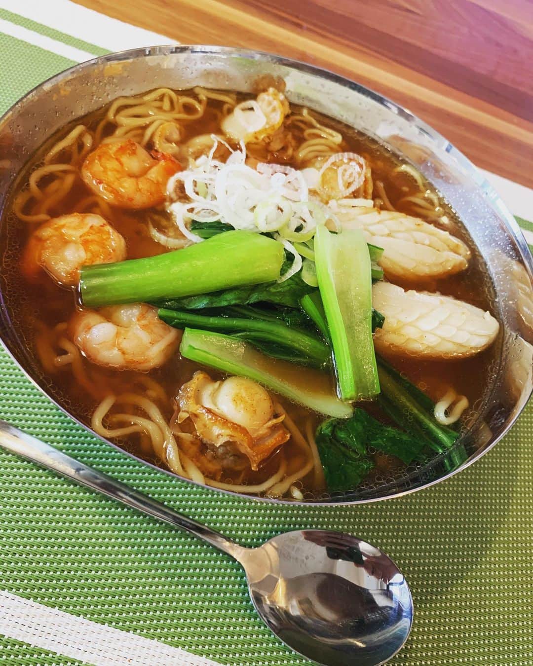 小柳津林太郎のインスタグラム：「Chinese noodle! Home cooking!  久々の自炊！海鮮タンメン😇 #チンゲンサイ #にんにく #イカ #ホタテ #海老 #醤油ラーメン #胡麻油 #おうちごはん   やっぱ、料理楽しい😽」