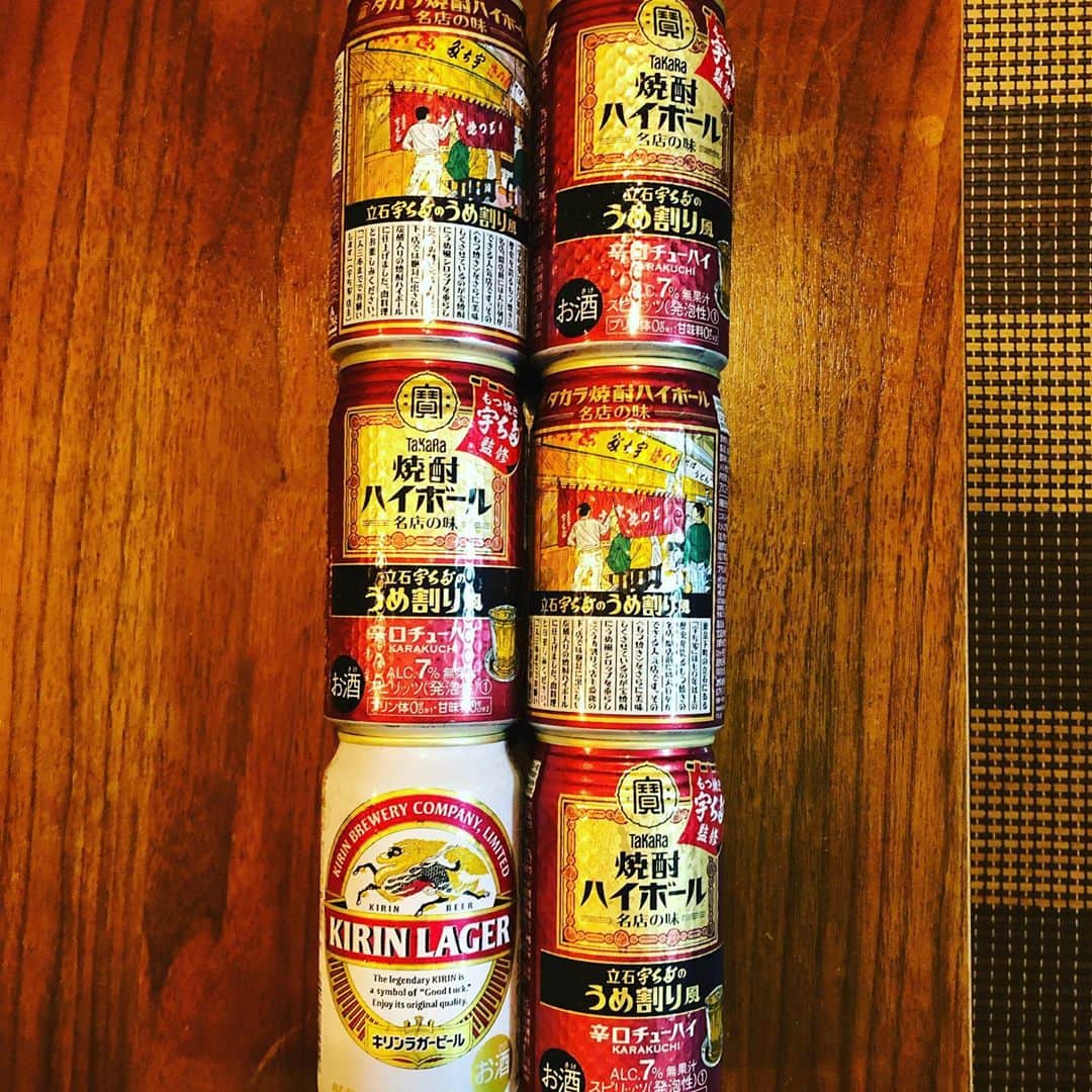 のインスタグラム：「#宇ち多゛  #お店だと5杯まで #なので5本購入 #でも店では飲んでも2つ半が限度 #いつもラガー始まりなのでそれも添えて」