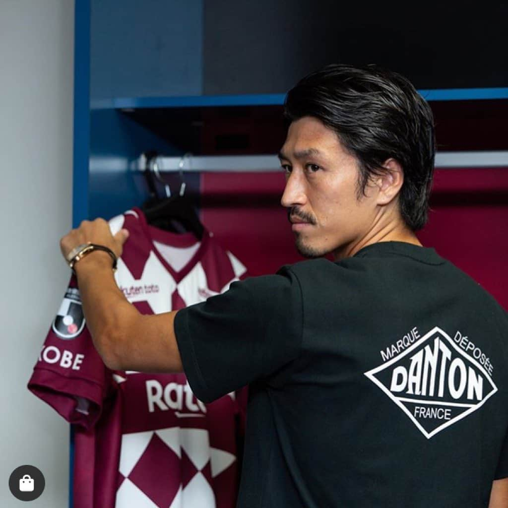 Bshop officialさんのインスタグラム写真 - (Bshop officialInstagram)「#Repost @visselkobe with @get_repost ・・・ Bshop × VISSEL KOBE . コラボアイテムはJリーグオンラインストアで9/18（金）18時発売！❤️ . #vissel #visselkobe #ヴィッセル #ヴィッセル神戸 #Kobe #神戸 #WeAreKobe #KobeForeverForward #一致団結 #JLeague #Jリーグ #Bshop #DANTON #ORCIVAL #Gymphlex #西大伍 #大﨑玲央 #渡部博文 #samper #fashion #bshop_official」9月17日 20時52分 - bshop_official