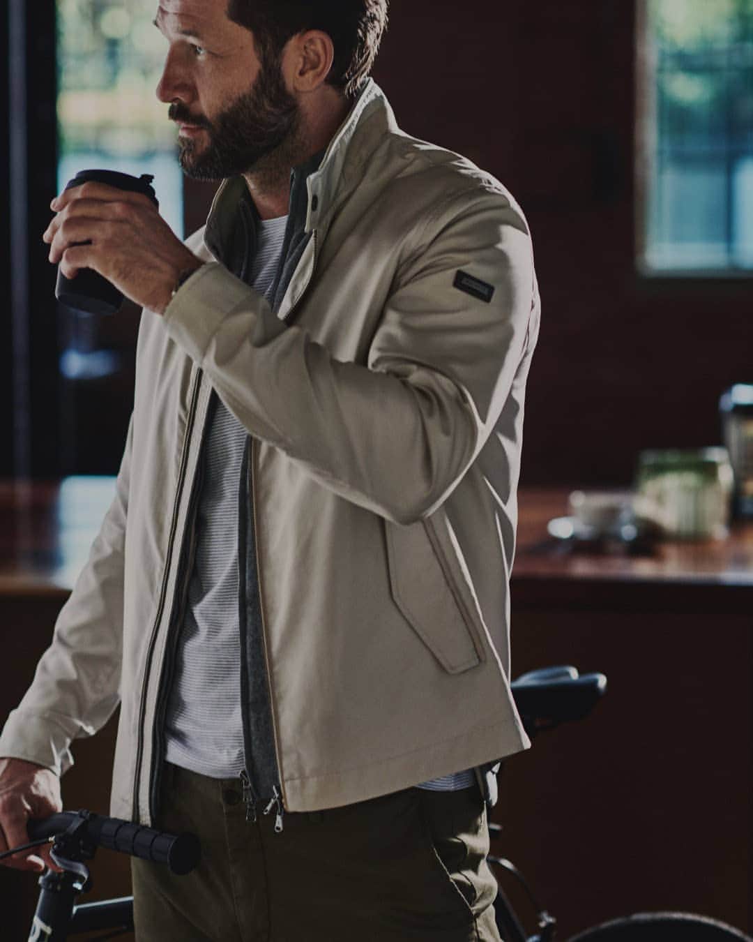 ハケットのインスタグラム：「Enter the new season in serious style with neutral tones, modern silhouettes and everyday essentials. Explore the collection via the link in our bio. #STAYHackett」