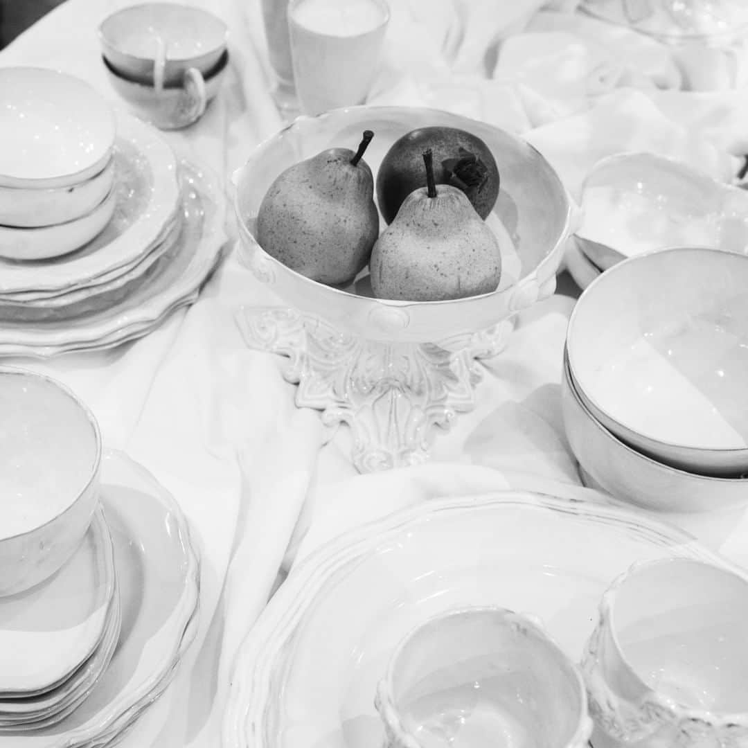 のインスタグラム：「CARRON  semaine blanche 9.17 Thu - 27 Sun　   フランスの旧家アスティエ・ドゥ・ヴィラット家の長女マチルダ・キャロンが立ち上げた 『CARRON』の白い器が多数揃いました。  南仏のアトリエで丁寧に仕上げられる白い釉薬と透けて見える黒い土が織り成す豊かな表情、 手作りならではの気泡のあとや色むらなどをあえて生かした温もりあるフォルムが特徴です。   上記の期間、CARRONの商品が10％OFFになるフェアを開催いたします。 日常を贅沢な空間にしてくれるCARRONの食器を この機会に是非お手に取ってご覧ください。  #CARRON #CERAMIC #TABLEWARE #handmade #enchainement #アンシェヌマン #アンシェヌマンユニポワンドミニョン #enchainementunipointdemignon #mignonetenchainement #ミニョンエアンシェヌマン #2020ss #dunadix #アナディス @enchainement_official」