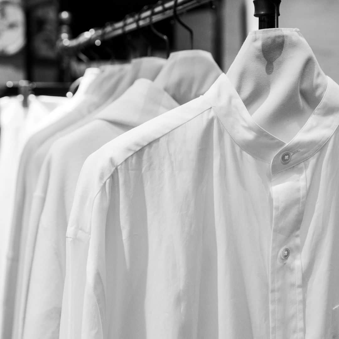 のインスタグラム：「semaine blanche 9.17 Thu - 27 Sun　   SOFT BROAD LONG SH　¥42,000 +tax YLEVE NO.680250002  上記期間、店舗では白をテーマにしたフェア semaine blanche を開催しております。クリーンなホワイトから温かみのあるオフホワイト、アイボリーなど様々な表情をみせる白いアイテムの数々が揃います。  また、フランスの旧家アスティエ・ドゥ・ヴィラット家の長女マチルダ・キャロンが立ち上げた 『CARRON』の白いセラミックのテーブルウェアが10％OFFでお求めいただけるフェアも開催中です。  #white #CARRON #celebrate RAMIC #TABLEWARE #handmade #enchainement #アンシェヌマン#アンシェヌマンユニポワンドミニョン #enchainementunipointdemignon #mignonetenchainement #ミニョンエアンシェヌマン #2020ss #dunadix #アナディス @enchainement_official」