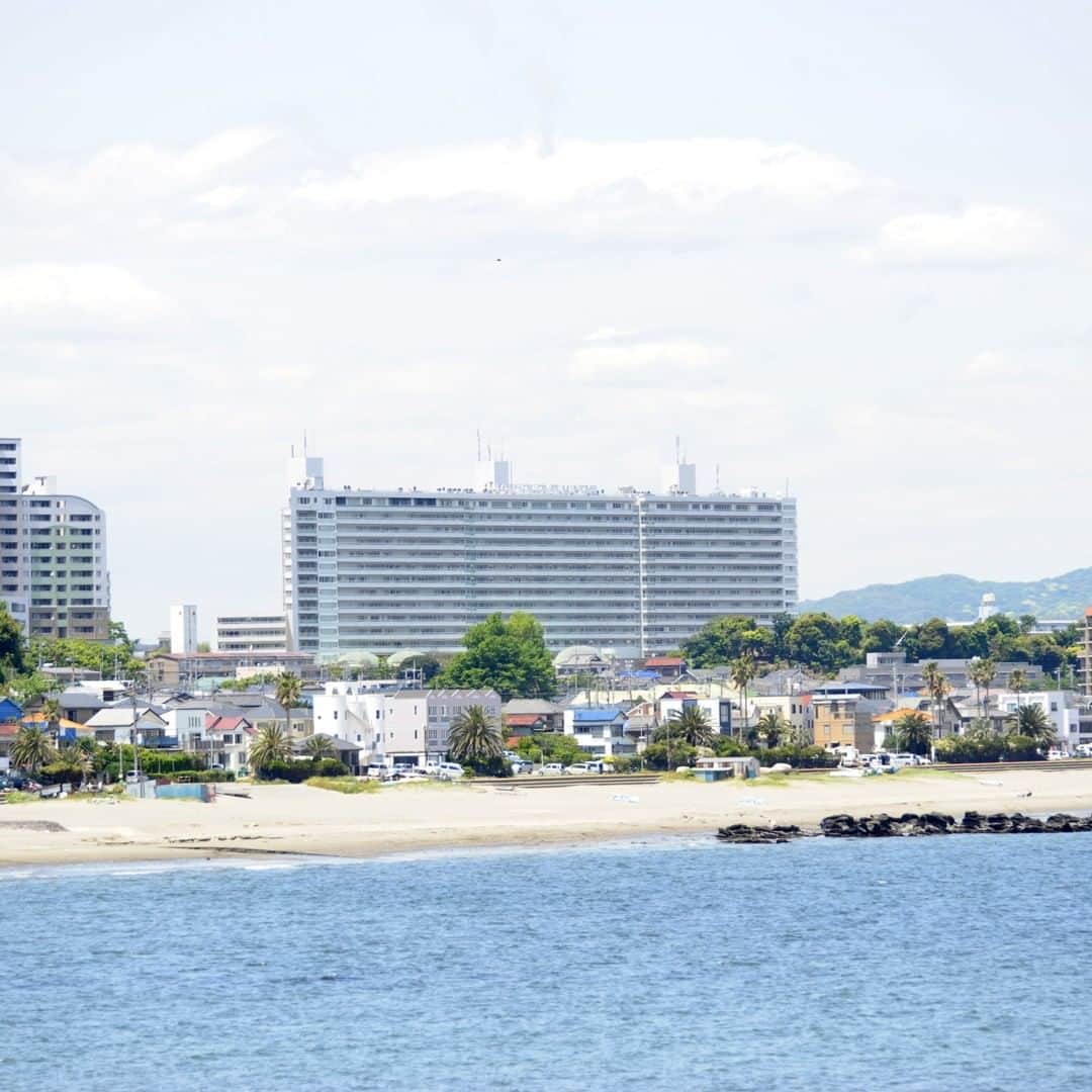 【公式】オーシャンリゾートホテル マホロバ・マインズ三浦さんのインスタグラム写真 - (【公式】オーシャンリゾートホテル マホロバ・マインズ三浦Instagram)「ちょっと変わった、海から眺める当ホテルのショットです。 他に高い建物があまりないので分かりやすいですね。  #海 #旅遊 #海からの景色 #旅行気分 #ワーケーション #gotoトラベル #リゾートテレワーク #gotoトラベルキャンペーン #海好きな人と繋がりたい #ふるさと納税おすすめ #返礼品 #海のある生活 #宿泊券 #まぐろきっぷ #温泉 #みさきまぐろきっぷ #旅行計画 #田舎暮らし #三浦海岸 #三浦半島いいところ🙌 #移住 #三浦 #三浦市 #マホロバマインズ #maholovaminds #マホロバケーション #神奈川観光 #三浦半島 #マホロバ #マホロバマインズ三浦」9月17日 21時00分 - maholova_minds_miura