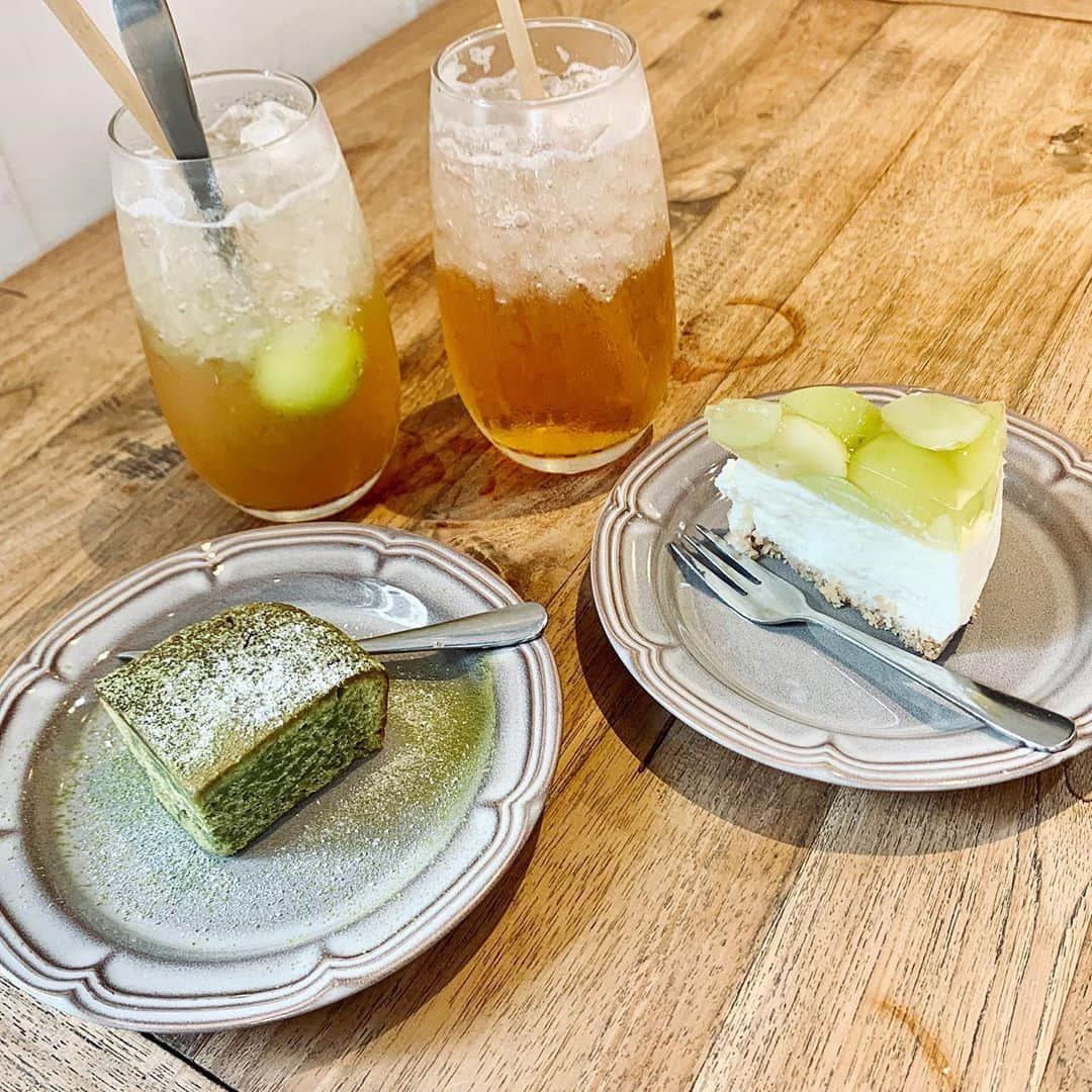 瀬名ひなのさんのインスタグラム写真 - (瀬名ひなのInstagram)「CAFE SANS NOM AKASAKA☕️  チーズケーキが食べたくて行ったら 旬のシャインマスカットのチーズケーキが🍇 山梨県で育ったシャインマスカットたちは 大粒で甘くてとても美味しかったです😚  レアチーズケーキは北海道さんのクリームチーズが使用されていて ほんのりオレンジとレモンが香るさっぱりとした味でした🍋  オリジナルカクテル " Feeling like making love " も合わせて注文! 桃とシャインマスカットの味で甘酸っぱい感じ🍑 チーズケーキと相性抜群でした𓂃 𓈒 𓂂𓏸  シャインマスカット単体でも売られてるみたいです！ 六本木でちょっと休憩したいときにまたいきたい◎  #cafesansnom #六本木カフェ #シャインマスカット #チーズケーキ  @cafesansnom_akasaka」9月17日 21時03分 - hinan0n