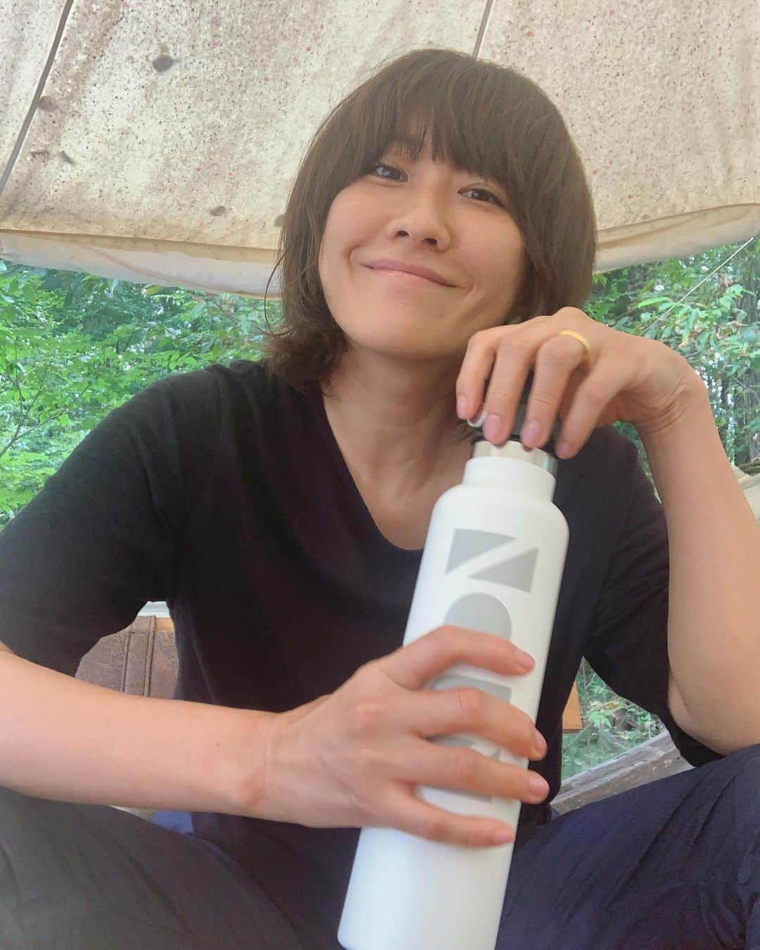 風間ゆみえのインスタグラム：「ファスティング3日目  夫も一緒にファスティング 1ヶ月前にもやっていた夫は、今がベスト体重だから、内臓に休息を与えるを目的にこれ以上は落としたくないなぁ…  ということで、色々 @noun_fasting のスタッフさんとメールで相談しながら、私より1日遅れてスタート‼︎  3日目の私も、変わらず朝は早起きで快調‼︎  同じくファスティングを先に終えてる知人たちは、3日間ファスティングでスタートしたものの、気分最高だからもう少し！と日程を延ばしたり、2〜3日目は頭が冴え渡り気持ちいい‼︎ と大絶賛の報告をうけている中、早くも仕事終わりのご飯が恋しくもなったりしている私ですが、スタッフの方の優しいサポートと、こうして公開ファスティングのおかげもあってか、まもなくベッドにもぐりこむので難なく無事です^_^」