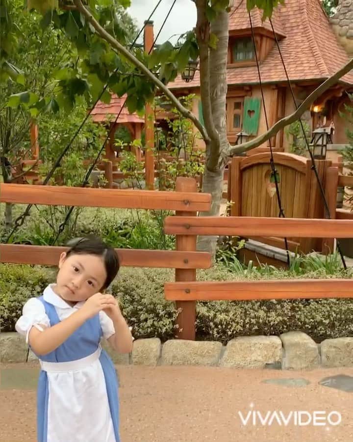 satomiのインスタグラム：「🏰🥀💙🤍 . . お誕生日祝いで ディズニーランドに行ってきました🎂 . . 美女と野獣エリア 少しだけ入れるようになっていたけど しっかりとベルの街の世界観で可愛すぎて テンション爆上げ😭👍❤️笑 . この場所で町ベルを着せて歩けて 幸せでした〜😘 . お姉さんたちに可愛いとちやほやされて 照れまくるりいな🤣🤣 . . 新エリアのオープン日も決まりましたね👏🏻 楽しみだな〜🥺❤️❤️❤️ . . . #5歳  #riinadisney #ディズニーランド #東京ディズニーランド #美女と野獣 #美女と野獣エリア #ニューファンタジーランド #ベル #町ベル #町娘ベル #ベル仮装 #町ベル仮装 #美女と野獣仮装 #disney #tokyodisneyland #disneyland #beautyandthebeast #belle  #ママリ#コドモノ #コズレ #ママトコ」