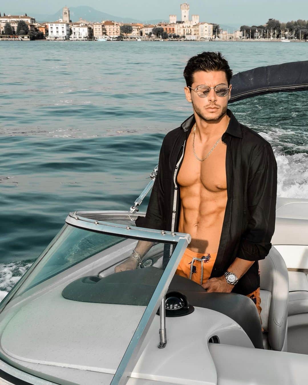 アンドレア・デンバーのインスタグラム：「Who wants to get on board? Let me be your captain?😎 Chi vuole salire a bordo?🚤🧑🏻‍✈️ #neverendingsummer #boat」