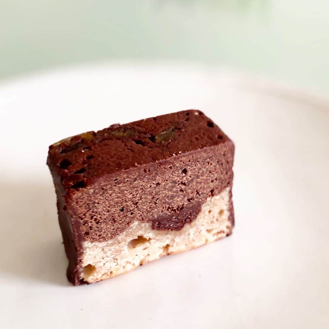 市川歩美のインスタグラム：「Minimalの店頭限定販売「ガトーショコラ ソフト-マロン-」です。  コロンビア産カカオのフルーティーな風味がほくっ、とした感じのマロンとマッチしています。美味しかったです🥰  予約販売している「秋限定の生ガトーショコラ-マロン-」もすごくおすすめ、すごく好き！  秋の新作はカカオとマロンがマリアージュしています。素晴らしーい🌰😋  #ilovechocolate  #chocolat #chocolatelovers  #chocolate #チョコレート #チョコレート大好き #チョコレート好き #ショコラ #チョコレート好きと繋がりたい #チョコレートケーキ #カカオ　#beantobar #craftchocolate  #minimalbeantobarchocolate #マロンスイーツ #おうちチョコ #栗」
