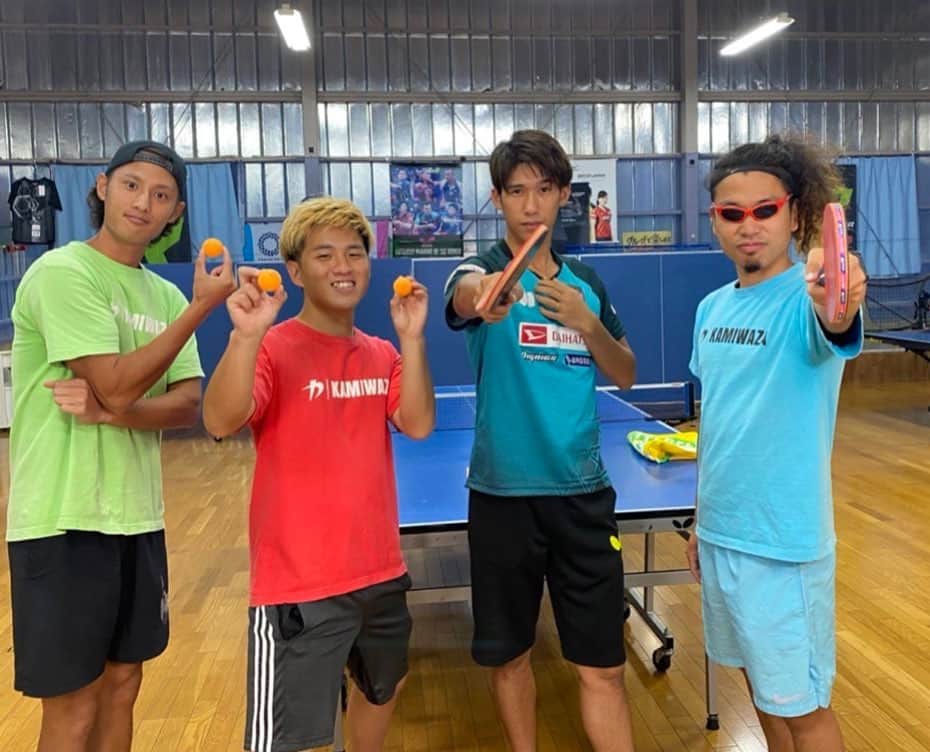 Kamiwaza Trickshotsのインスタグラム：「今日はメダリストTVから卓球の吉村真晴選手とコラボ撮影でした🔥 僕たちが用意した難易度MAXの神業を全て5分以内で決められてメダリストの凄さを体感しました🙌😆 本気の卓球神業動画お楽しみに🏓  🏓 @0803_maharu  メダリストTV🏅 @medalisttv  #卓球　#tabletennis #pingpong」