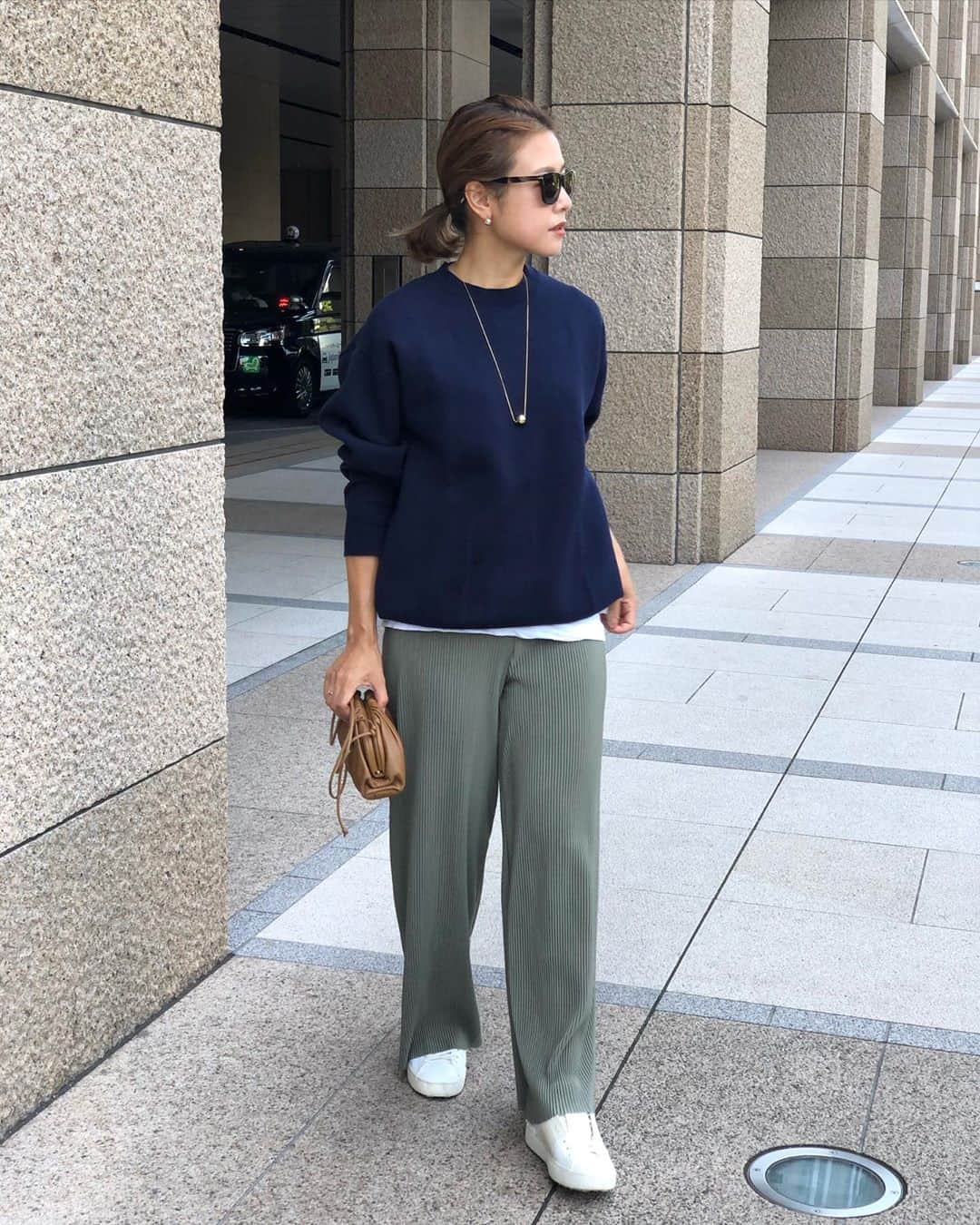 のインスタグラム：「2020.9.17 ・ ゆるっと♩ スウェットとサテン地プリーツパンツの相性が良い感じ♡ こんな感じの服装でグランピング行きたいなぁ🤔⛺️ ・ ・ tops #stunninglure  pants.necklace #damefrank  shoes #valnetino bag #bottegaveneta」