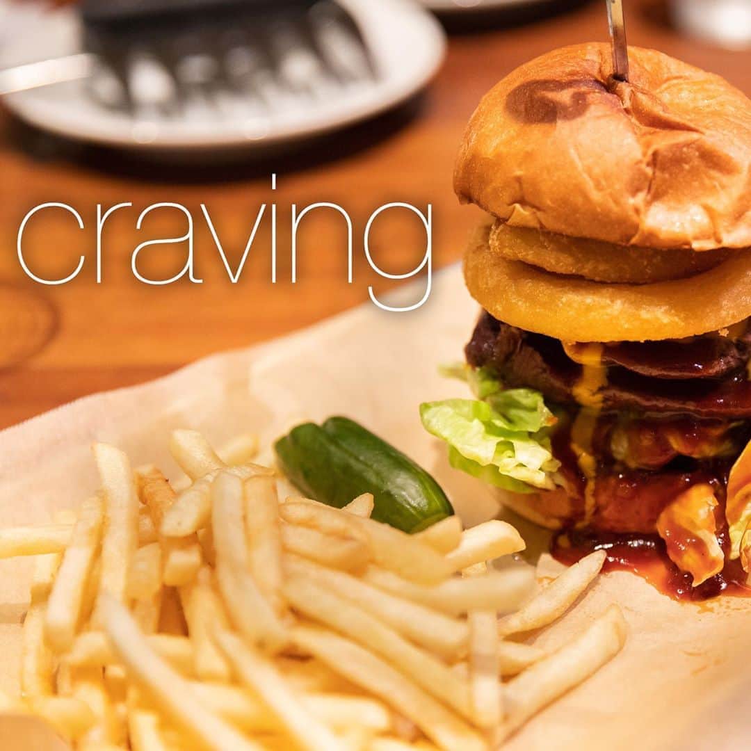 アメリカ大使館さんのインスタグラム写真 - (アメリカ大使館Instagram)「無性に甘いもの🍰や美味しいもの🌮🍟が食べたくなっちゃう🤤時ってありませんか⁉️ そんな時に使えるフレーズが”craving”です‼️ “a craving for ~”と使うと、「〜が無性に食べたい」となります。 “I’m on a diet but I have a craving for burgers and fries!🍔🍟🥤“ 「ダイエット中なのに、無性にハンバーガーとポテトが食べたくなっちゃった🍔🍟🥤…！」 たまには自分をちょっとだけ甘やかして、自分のcravingを満たしてみるのも良いかもしれませんね🥴 . #usa #america #studyabroad #livinginamerica #idioms #phrases #diet #humburger #frenchfries #craving #hungry #instafoodie #americanfood #stayhealthy #アメリカ #アメリカ生活 #留学 #アメリカンフード #ハンバーガー #フレンチポテト #ファーストフード #イディオム #フレーズ #ダイエット中 #お腹いっぱい食べたい #まんぷく #食欲の秋」9月17日 21時27分 - usembassytokyo