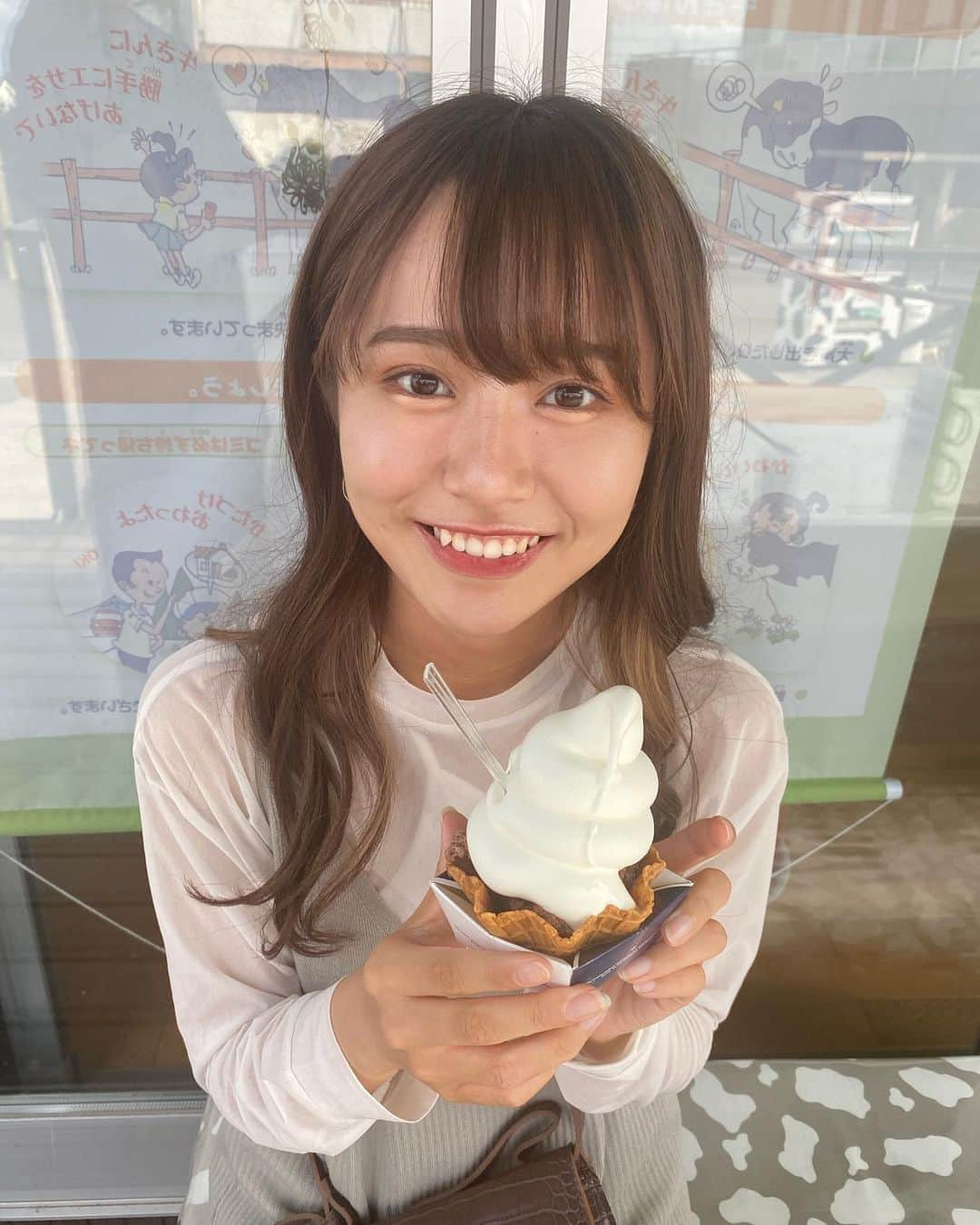 渡邊麻衣さんのインスタグラム写真 - (渡邊麻衣Instagram)「今日は牧場のソフトクリームを食べてきました🍦  お礼が遅くなってしまいましたが、mystaやTwitterでの沢山の応援、本当にありがとうございました！！CanCamの掲載権は逃してしまいましたが、これからも応援し続けていただけると嬉しいです🌸  今日は22:30からミクチャします！来てね！  投票もよろしくお願いいたします！  #明学ミスコン2020 #ソフトクリーム #牧場 #牛乳 #アイス」9月17日 21時30分 - mai_watanabe3