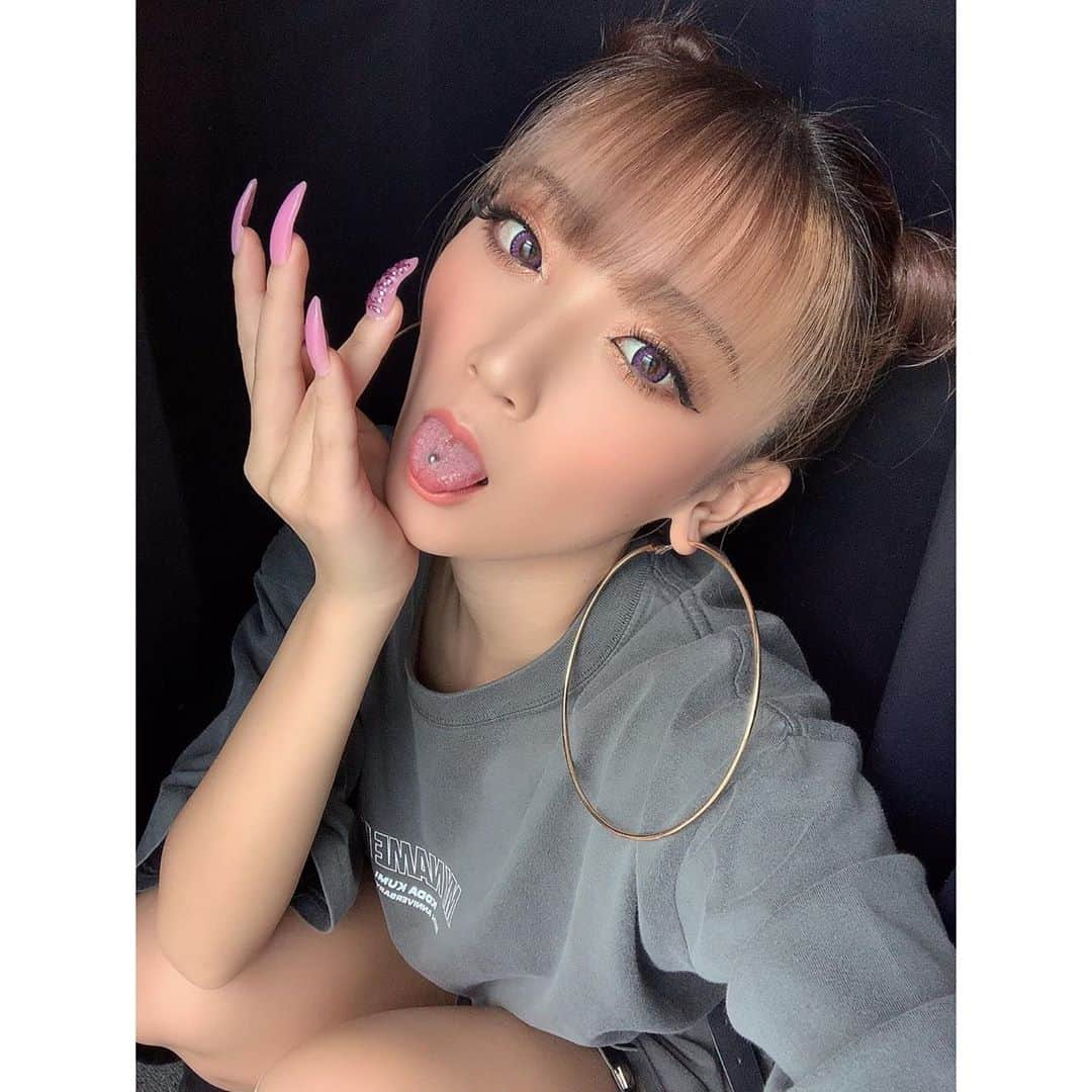 みちゃのインスタグラム：「♡ ・ ・ ・ この大きいリングピアスはF21です♡ TikTok出くぅちゃんが着けてそうなピアスって言われてうれしかたきゃわ ・ ・ ・ #XXKK #mymameis #倖田來未 #kodakumi #dance #model #gal #jk #ぎゃる #ぎゃう」