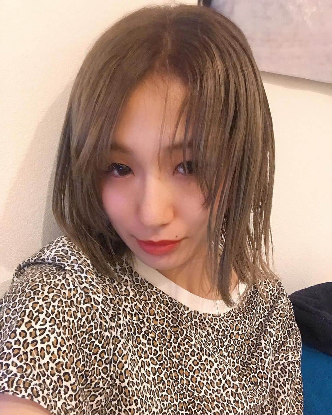 Manitasのインスタグラム：「いつもの谷口くんに最高なカラーしてもらいました。 金髪でもない程よいベージュ。理想通り。いつもありがとう🥺❣️ @hope__hair のみなさん、コマちゃんも可愛がてくれてありがとう🐶♡ お客さんもみんな素敵な人たくさん〜ほっこりサロン〜〜 結局ブリーチをしてしまう病気らしい。 治らないなぁ〜〜🤦🏻‍♂️ #hair #hope_hair #天才谷口くんカラー #結局ブリーチをしてしまう病」