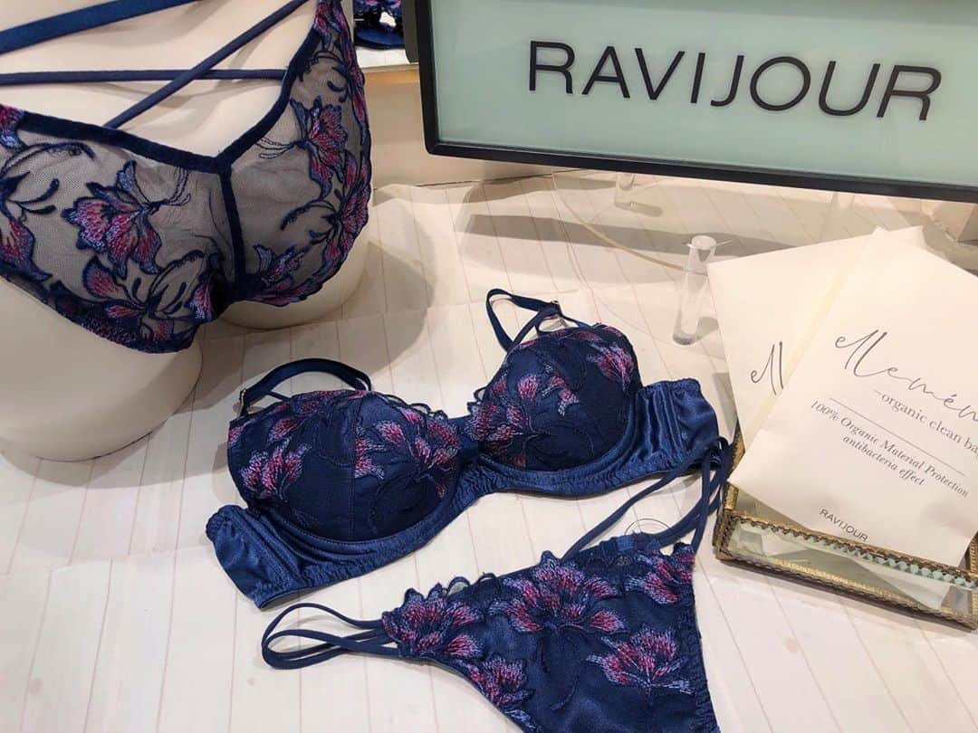 Ravijour札幌4丁目プラザ店のインスタグラム：「#comingsoon  いよいよ明日発売✨ #デコルテコードグラマーアップ単品ブラ  のご紹介です❤ 詳しくはブログへ✈  #ラヴィジュール #ravijourstaff  #ravijour_official  #ravijoursapporo」
