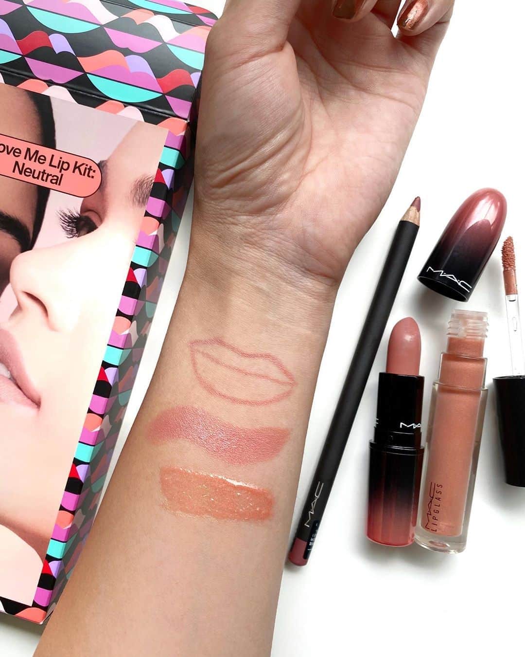 M∙A∙C Cosmetics Japanのインスタグラム：「ニュートラルトーンとピンクトーンで選べるリップキット。甘すぎない秋メイクにぴったりのカラーです💄 マスクを外した時にもぷるんとした唇に✨ #MACHauteGossip #MACオートゴシップ  1枚目:  ラブ ミー リップ キット： ニュートラル 2枚目: ラブ ミー リップ キット： ピンク ㅤ  #MACオートゴシップ コレクション製品は @maccosmeticsjapan のIGTV＆ストーリーズのハイライトからご覧いただけます👆 ㅤ ㅤ ☑️Studio Fixブラシ キャンペーン 今なら数量限定で、お好きなM·A·C 製品を8,800円(税込)以上のご購入で限定ブラシをプレゼント🎁 ※M·A·C 公式オンラインショップ、伊勢丹新宿本店 @mac_isetan.shinjuku 、アットコスメショッピング @at_cosme 限定 ㅤ 【公式オンラインショップ限定特典】 ☑︎初回ご購入のお客様へ10% OFFクーポンをプレゼント （クーポンコードwelcome） ㅤ #MACCosmeticsJapan #MACCosmetics #MAC #MACコスメ #マックコスメ #コスメ #コスメレポ #化粧品 #デパコス #コスメ部 #コスメマニア #メイク好き#メイク道具#美容大好き#美容好き#メイクプロセス#トレンドメイク#秋メイク#メイクテク#MACリップ#リップ#リップメイク#リップスティック#リップグロス#リップペンシル#ボリューム#ぷっくり#リップマニア」