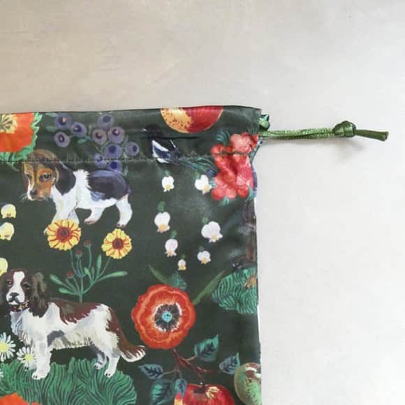 nocotoさんのインスタグラム写真 - (nocotoInstagram)「この独特なワンコのチョイスが、ナタリーさんの個性を感じますよね。 サテンの巾着。バッグの中の小分け袋としてとても活躍してくれます。おひとついかが？  #nathalie #bag #dogitem #dog #巾着」9月17日 21時34分 - nocoto_store