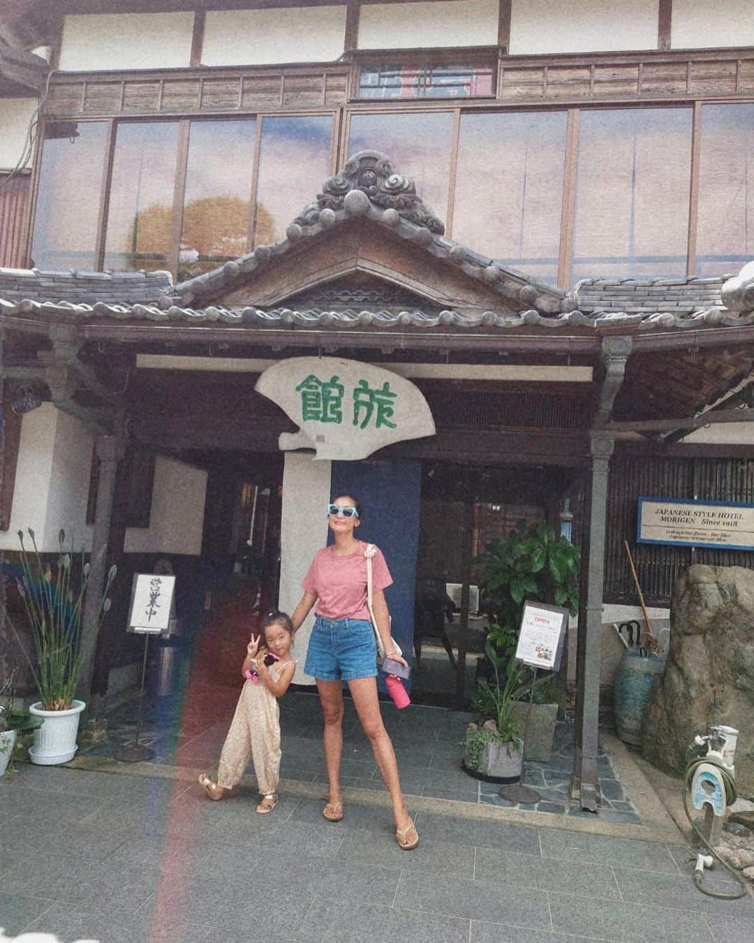堀舞紀さんのインスタグラム写真 - (堀舞紀Instagram)「🏨 . . . 今回の京都trip.でステイしたのは #八丁浜海水浴場  からすぐの @s.morigen  守源旅館さん。 . . とにかくご飯がベラボーに 美味しくて、 ほっぺた落としまくり！！ . . 綺麗な海で遊んで のんびりお風呂へ入って 美味しいご飯を食べて… . 実に幸せ！！ . ってなわけで 当初の予定より一泊のばして 帰宅しました😂😂 . 本当無計画w fam... . 故に 最終日は 着るものもなくなって パジャマで帰る始末🤷🏽‍♀️ . いつものパターンね。 . 珍道中だけど 予報とは違い 波もあがって🌊 キンちゃん(カメラマンさん)も ニャオ〜← 出てたし😂 #ゲラ . ケイトもみんなもヘトヘトで 楽しそうだったし🏄🏿← 良かったよね！！あ、因みに、 #京丹後の波 質問来ていたので @keito_matsuoka  が載せてたからみてみてね😂 (あたしにゃサッパリわからんのよ🤷🏽‍♀️) . とにーも、 かくーにも、 家族旅行って百人十色でしょうが、 我が家的には 大満足な数日でした🤩 . 私と　#cannyO は のんびり綺麗なbeach散策。 . プロサーファー軍団は 荒波w ハント😂 . それぞれが充実するのが 1番！！！ て考えなので 毎回旅行はそんな感じ🦀 . うちは 自由行動スタイルです😂 . まだまだ京丹後制覇できてないけど 本当に映え〜な beachだらけでね🥺 都心部からも近くてさ、 京都行く予定の人は ゼッッッタイに みてきて欲しい街です。 . . あ、 守源いったら だし巻き玉子食べてね😂 . #まいのちゃんfamの不思議旅行 #家族旅行 #gotoキャンペーン #守源旅館 #京丹後　#familytrip #japan #kyoto」9月17日 21時35分 - mainohori