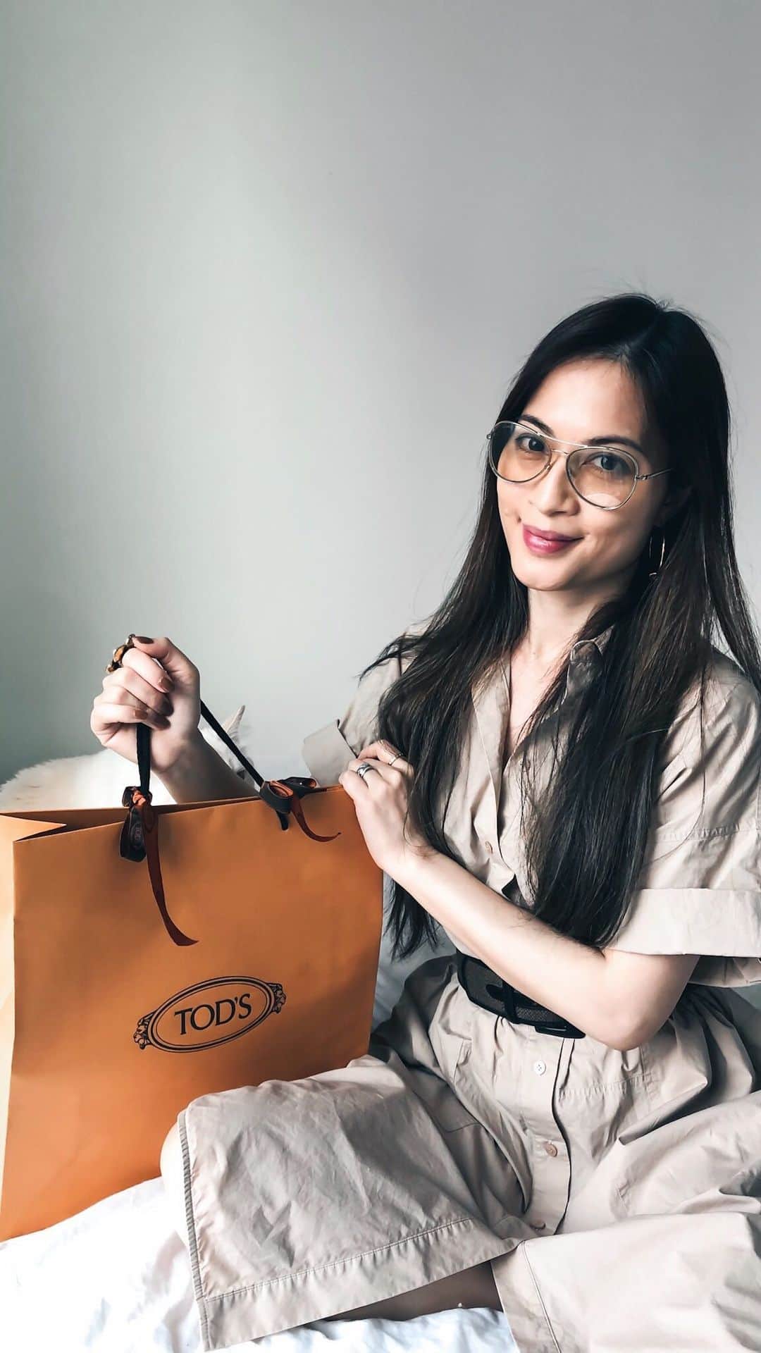 Ruby Kwanのインスタグラム：「Love this clutch a lot. Classic, chic and minimal with gorgeous leather and craftsmanship. 💕 #rougeclosetunboxing  @Tods #Tods #TodsDBag #TodsHK」