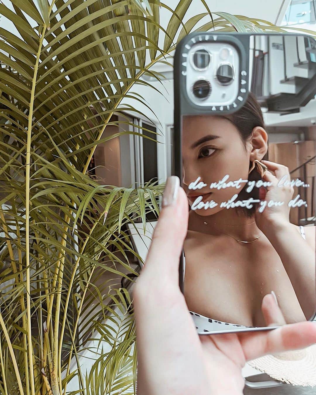 のインスタグラム：「𝑑𝑜 𝑤ℎ𝑎𝑡 𝑦𝑜𝑢 𝑙𝑜𝑣𝑒...﻿ 𝑙𝑜𝑣𝑒 𝑤ℎ𝑎𝑡 𝑦𝑜𝑢 𝑑𝑜.﻿ ﻿ 好きな言葉を入れてみたよ🤍﻿ 📱@casetify @casetify_jp﻿ ﻿ お化粧直しに便利なミラーケース💄﻿ ﻿ なによりママに朗報なのが子供を撮るときにミラーに映った自分を覗き込んでくれるからカメラ目線が撮りやすい！👧🏽✌🏽笑﻿ ﻿ 私のフォロワーの皆様へ﻿ 15%OFFクーポンを頂いたのでぜひ✨﻿ "15KYOU "﻿ ﻿ #CASETiFY #プロモーション #スマホケース」