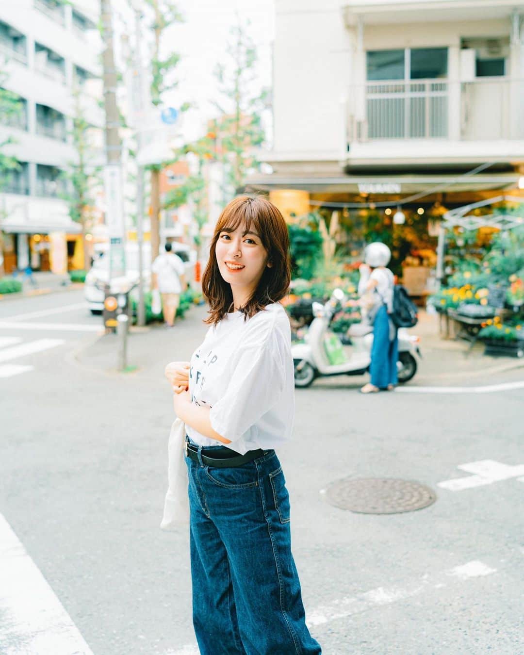 兼田日向子のインスタグラム：「🍁 左手上げがちのひと  久しぶりの下北沢 少し涼しくなって来てうれしいですよね🍁  このTシャツは藤井風さんのグッズです…❤︎ ライブTまでおしゃれなの、 #何なんw   #ポートレート#カジュアルコーデ#下北沢#オレンジメイク#透明感メイク#portraitphotography#ハイウエストデニム#藤井風tシャツ」