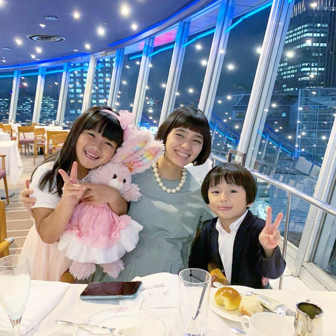 山口尚美のインスタグラム：「母は36歳になりました🎂😭❣️ 今年も回転レストランでお祝い🎉🌃 スカイラウンジやっぱり最高👑 何より家族に祝ってもらえる幸せを強く感じる日でした😢👨‍👩‍👧‍👦✨ はみたろ聖一 山口家 永井家 親戚の皆様 お友達の皆様 事務所やお仕事先の皆様  暖かく応援してくださるファンの皆様 、 いつも本当にありがとう😭❣️❣️❣️❣️❣️ 明日か明後日位にブログ上げるね💻🌈💨」