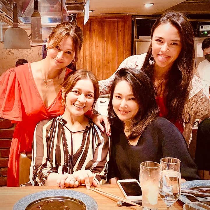 加賀美セイラのインスタグラム：「#久々に #楽しい飲み　会うと面白い話しばかりで、#友は大事といつも思う ♥️♥️♥️ @iwahoriseri @reikamaria  #ありがとう❤️ #ThankYouToFriends #love #cheers🍻」