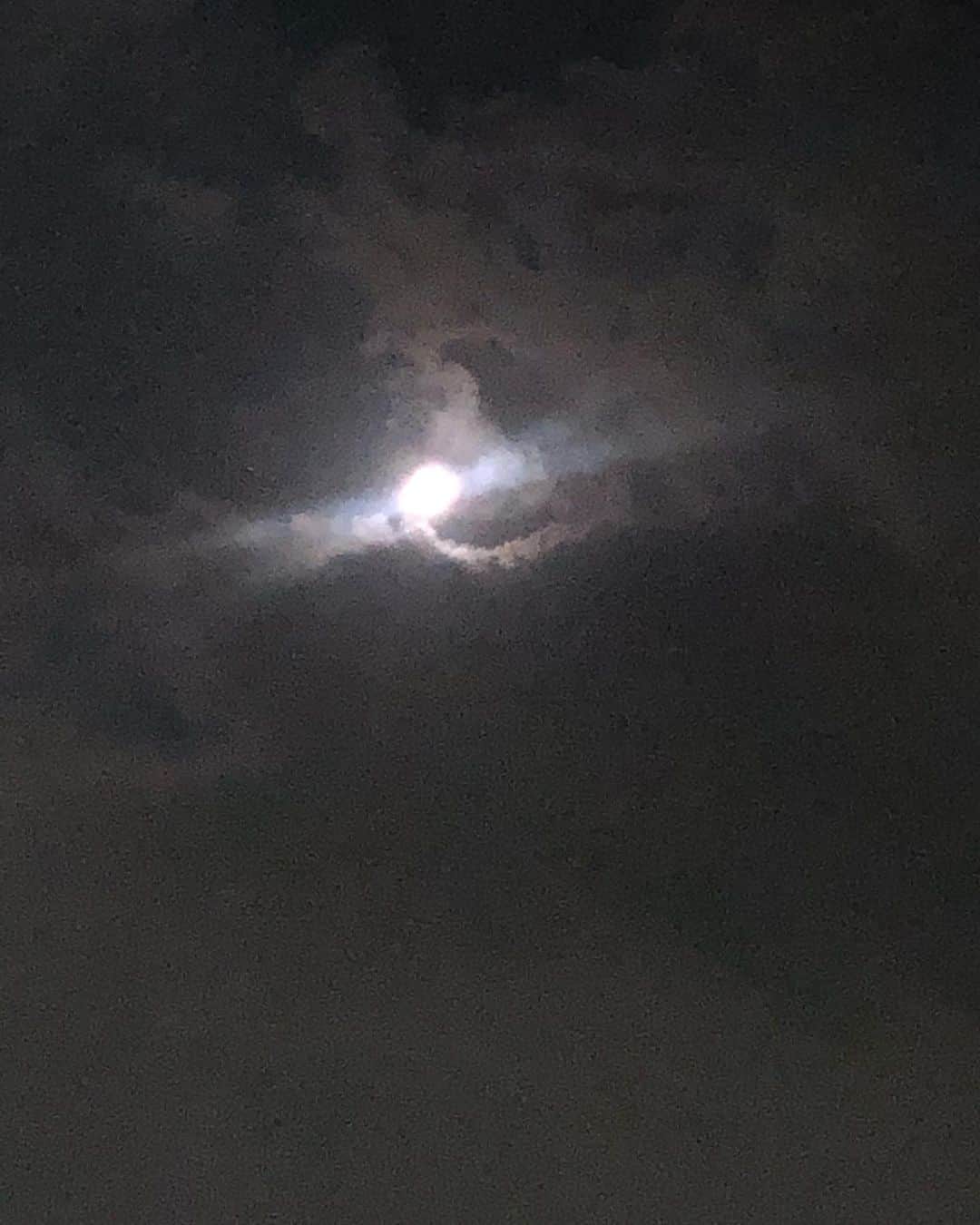 中野みやびのインスタグラム：「夜  #夜 #night #glay #black #月 #moon #星 #star #雲 #綺麗 #flash #エモい #caseiphone #picture #闇 #写真 #album #群馬 #空 #sky #芸術 #wawawa #みやび」