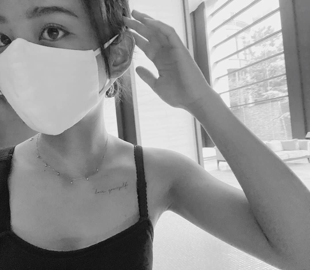 青山舞莉のインスタグラム：「@nu___studio   𝐥𝐨𝐯𝐞 𝐲𝐨𝐮𝐫𝐬𝐞𝐥𝐟 𝐛𝐞𝐟𝐨𝐫𝐞 𝐥𝐨𝐯𝐢𝐧𝐠 𝐚𝐧𝐲𝐨𝐧𝐞 𝐞𝐥𝐬𝐞 𝐢𝐬 𝐰𝐡𝐚𝐭 𝐢𝐯𝐞 𝐥𝐞𝐚𝐫𝐧𝐞𝐝  本物のタトゥーしたいなって思ったり思わなかったりだけどこの貼るタトゥーは気分で変えれるしとってもかわいい🤍最近はマスクでメイクでおしゃれにできないから肌見せコーデの時にちらり。おしゃれできちゃう🤍🤍  on another note since the fake tattoo says love yourself.... posting on instagram has not been the easiest thing for me because of the negativity especially when i forget to love myself. “love yourself” is something i hope everyone is able to do and when you forget tell yourself to because anything anyone else says really doesn’t matter. just love yourself and dont let yourself go down because of another person🤍you should be the biggest fan of yourself.」