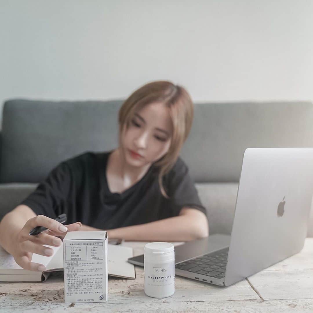 Giann Chanのインスタグラム：「策劃Truthis 第一個產品  MYSTICWHITE ミスティックホワイト 🤍時 是因為覺得市面上缺少有效的美白丸 所以跟日本藥廠團隊不斷研發獨有的美白配方 最終完成了這最終版本 一共加入了11種比美白針還要強的成份！ 日本藥廠臨床實驗報告指出色班可減淡30%、90% 皮膚會變亮白！！  @truthisofficial #美白ケア #Truthishk #Truthisofficial #美白丸 #美白サプリ #Mysticwhite」