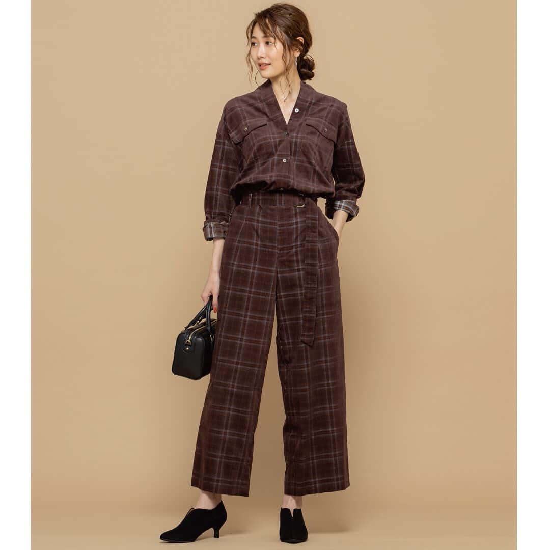 kumikyokuさんのインスタグラム写真 - (kumikyokuInstagram)「秋らしい風合いが魅力の﻿ 「コーデュロイシャツ＆パンツ」﻿ ﻿ 軽く、薄すぎない程よい肉感の﻿ コーデュロイ素材。﻿ ﻿ サッシュベルト付きのシャツブラウスは﻿ 程よくリラックスしたサイズ感なので﻿ シャツとしても、さらっと羽織りとしても﻿ 活用できる万能アイテム。﻿ 共布サッシュベルトで﻿ ウエストマークすることで﻿ スタイルアップを叶えてくれます。﻿ ﻿ ワイドストレートパンツも﻿ ハイウエストデザインで﻿ 脚長見えのスタイルアップに！﻿ ﻿ それぞれ単品でも、またセットアップとして﻿ お使いいただけます。﻿ ﻿ BLOUSE（WEB限定）：﻿ ［BLWXBW0303］￥11,000＋tax﻿ ﻿ PANTS（WEB限定）：﻿ ［PRWXBW0303］￥13,000＋tax﻿ ﻿ ［商品番号］検索方法﻿ S（小さい）サイズのお客様：WX→W2に変更﻿ L（大きい）サイズのお客様：WX→WLに変更﻿ ※レギュラーサイズのページからもリンクにてご覧いただけます。﻿ ﻿ ◆ONLINE STORE（https://crosset.onward.co.jp/shop/kumikyoku/）で、ご自宅でのShoppingも、ぜひお楽しみくださいませ。﻿ ﻿ ☆☆気に入った投稿は保存してくださいね☆☆﻿ ﻿ #組曲 #kumikyoku #オンワード樫山 #フレンチカジュアル #フレンチコーデ #autumncollection #autumnfair #オータムフェア #初秋コーデ #秋コーデ #大人フェミニンコーデ #通勤コーデ #カジュアルコーデ #コーデュロイ #コーデュロイシャツ #コーデュロイパンツ #コーデュロイセットアップ #羽織 #セットアップ #着回し #自宅で洗える #ホームケア #onwardcrosset﻿  ﻿」9月17日 21時52分 - kumikyoku_jp