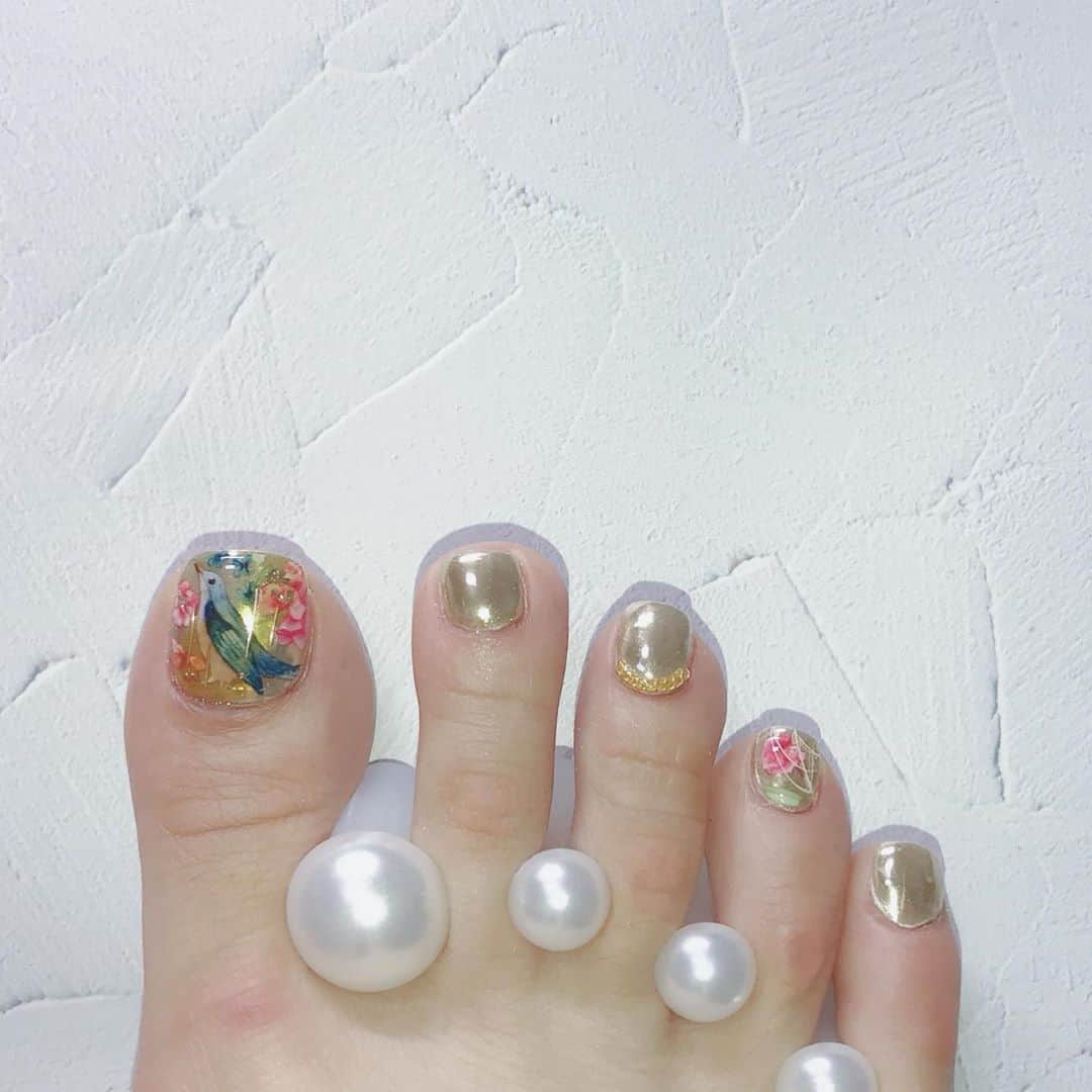 なかやまちえこのインスタグラム：「gold × foil🌹⠀ ⠀ #nail #nails #nailart #ネイル #美甲 #ネイルアート  #japanesenailart #manucure #japanesenails #manicurist #gelnails #أظافر #네일아트 #미용 #เพ้นท์เล็บ #искусствоногтя #artedeuñas #เพ้นท์เล็บเจล #ジェルネイルデザイン #ネイルデザイン #senikuku #nagelkunst #footnails #フットネイル #ペディキュア #pedicure  #ミラーネイル #mirrornails #ホイルネイル #foilnails ⠀ @pregelofficial @prexyofficial @bettygel_official @kimagure_cat_whim @preanfaofficial @joyartofficial @candypocket_official @nail_premall」