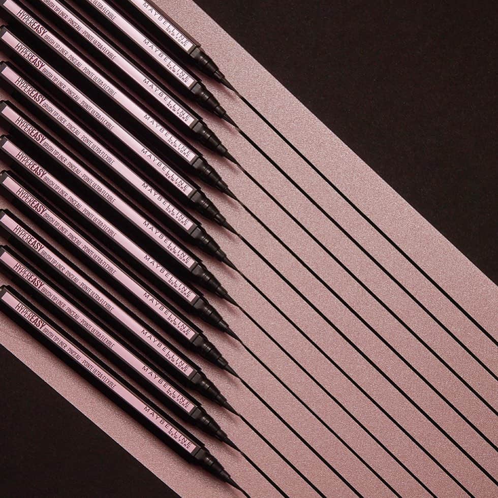 Maybelline New Yorkさんのインスタグラム写真 - (Maybelline New YorkInstagram)「Still struggling with getting that perfect wing? Our #hypereasy liner is the best liner for beginners! It has a flexible brush tip so it can hug the shape of your lid. Tag a friend to put them on!💗」9月17日 21時56分 - maybelline