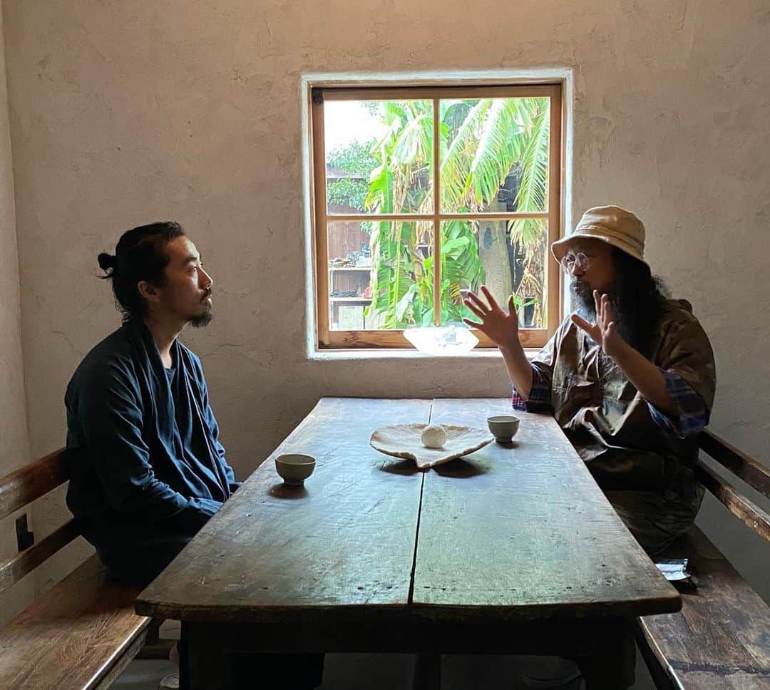 村上隆さんのインスタグラム写真 - (村上隆Instagram)「I was finally able to visit the store I had been wanting to for the past year: Utsushiki @utusiki_ , in Fukuoka. I got to speak with the owner, Yasuhide Ono, and was moved in many ways, namely because I could see the reality of how the worldview associated with “lifestyle craft,” which had been much talked about in the world of craft for the past thirty years, has now loosened up so much that it is becoming the way of Japan itself. Lifestyle craft, in its conception, was a strange sort of Japonism, born in the aftermath of the burst of the bubble economy. The idea was to make something that at a first glance looked Japanese, yet commented on the manner in which American culture got masticated and consumed. Ryuji Mitani @ryumitani and Masanobu Ando @masanobu.ando , the proponents of the movement, especially had this tendency. After Japan lost the Pacific War, its culture was flooded with things that affirmed everything American. On the other hand, there was a faction that countered this, wishing to rediscover Japan. Until the bubble economy crumbled in 1992, both sides grew increasingly heated. But once the economy began to shrink, the theme of America vs Japan slackened, and the two sides eventually merged to become a mere continuum with an undefined gradation. Now it was the mood of looseness, affordability, and quiet that was valued; no longer was any ideological background required in an object, yet a residue of creative expression remained in it. That was what the movement of lifestyle craft was about.  I had wondered what would follow, and have observed how these days crafts no longer require any identifications such as country of origin, provenance, or evaluation; information is found on the internet, they don’t need to be appraised, and they are sold and bought online. Yet they sell because they are creatively presented in certain stores or on social media.  I think this is what has become of lifestyle craft, its next phase as it were, and the way Utsushiki operate is emblematic of this movement. I am hoping to continue looking into how creative expressions have been evolving in this way in Japan. trancration: @tabi_the_fat」9月17日 21時56分 - takashipom