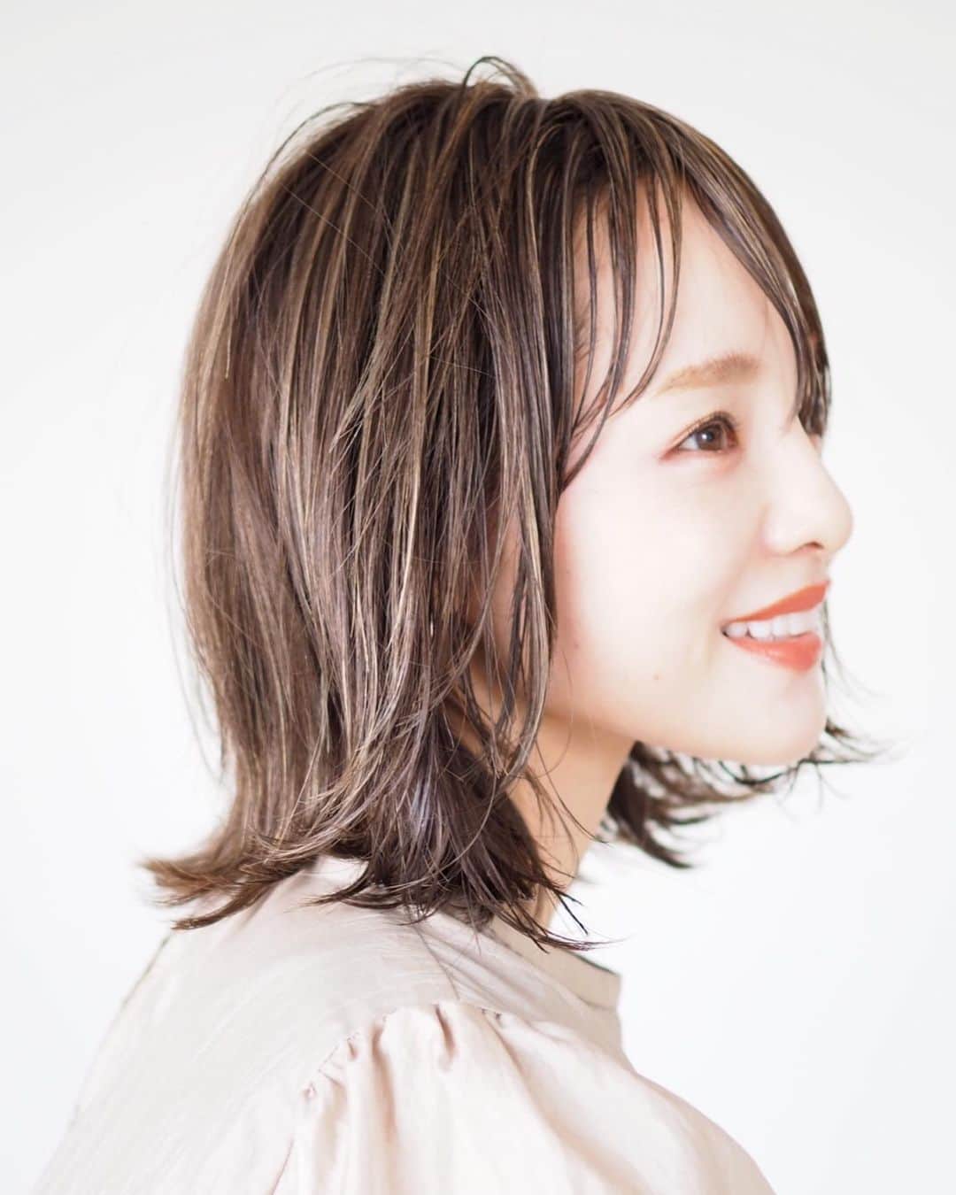 田中亜希子さんのインスタグラム写真 - (田中亜希子Instagram)「遅くなってスミマセンでした‼︎ 切って数日経ちますが まだ新しい髪に慣れないですね＾＾  髪が邪魔に感じる時もあるので、ひとつには結べる長さにしました！  アレンジもケアもラクになりましたよ＾＾ 肩にギリギリつかないボブのレイヤースタイル。 柔らかで華やかになるように顔まわりはレイヤーカット。  ハイライトは、アンダーセクションからトップセクションに向けて徐々に細くしていくのがこだわりだそうで、ナチュラルなグラデーションをハイライトをいれながらつくりました。  全体カラーはヘーゼルグレージュ9トーン です。  3枚目はレイヤーを落ち着かせて ピタっとさせてスタイリング。 雰囲気がかなり変わります〜🙆‍♀️  髪が多くて頭が横に広く大きいタイプなので心配もありつつでしたが、なんとかおさまりました。 カットの賜物ですな〜 @k.e.y_yuji_tanaka ありがとう！  #髪型#ヘアスタイル#ボブ#hairstyle #髪色#ヘアカラー#美容#美容室#原宿#表参道#ヘアカット#アラフォーヘア #ニュアンスヘア #ニュアンスボブ」9月17日 22時08分 - akiico