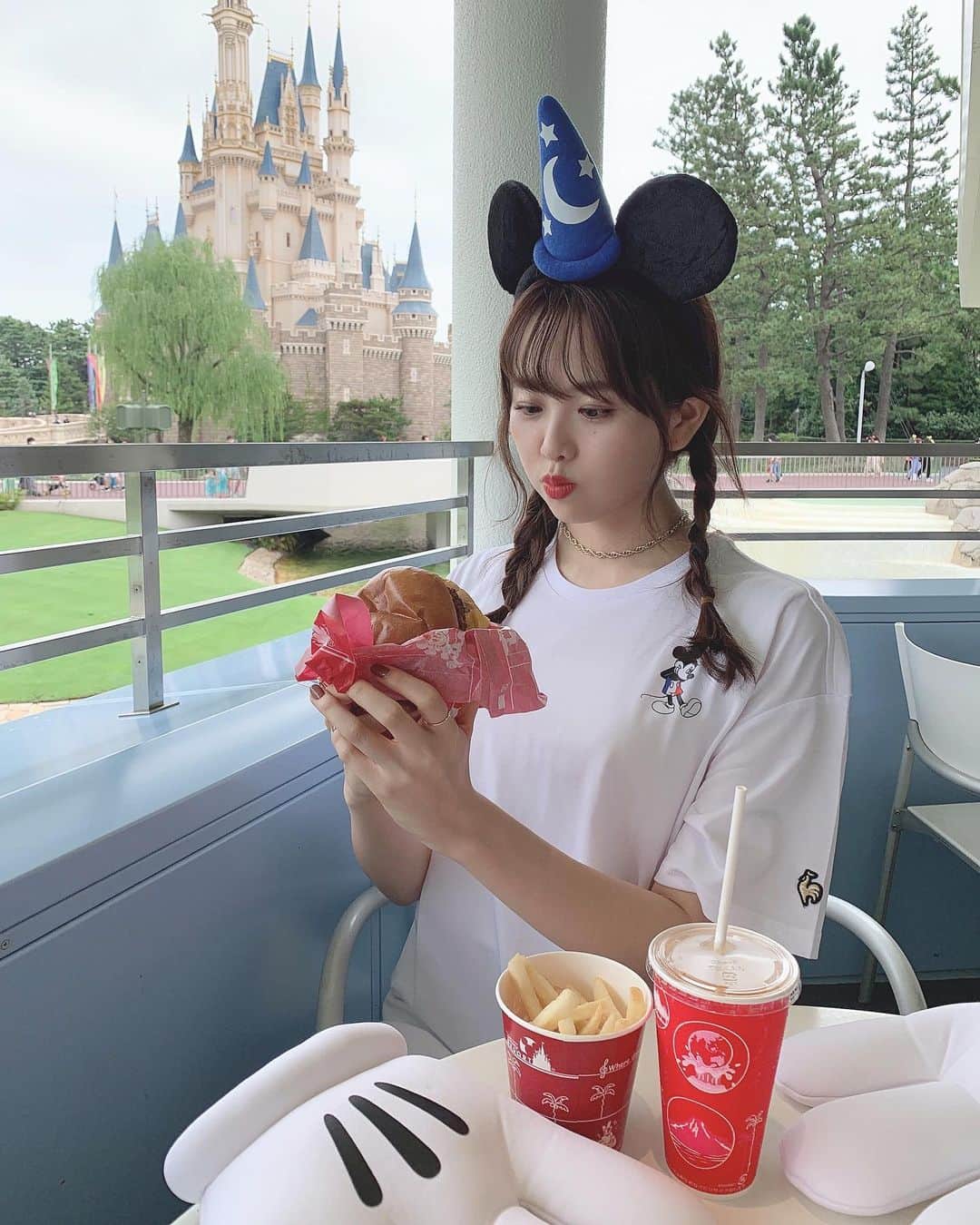 SHIHORINのインスタグラム：「𓂃𓂂𓇸﻿ ﻿ じーーー🤤🤤🤤🍔💓笑﻿ ﻿ ﻿ #トゥモローランドテラス で﻿ 9/3〜新しくなった﻿  #ダブルチーズバーガー 食べたよ🧀﻿ かなーりボリュームあって満腹になった🤣﻿ ﻿ ミッキー型のバンズじゃなくなっちゃって﻿ 少し寂しいけど🐭﻿ とーっても美味しかった🤤🍔🧀✨﻿ ﻿ #ミッキーコーデ は﻿ @lecoqsportif_japan 🐓﻿ とディズニーコラボの﻿ Tシャツワンピ着たよ👚♡﻿ サラサラで吸水速乾性の素材だから、﻿ 暑い日にもぴったり☀️﻿ スポーティーで可愛いよね〜☺️🏀﻿ ﻿ ﻿ 新エリアオープン日発表されたね🥺🏰🌹✨﻿ グリーティングも再開されるし😭💓﻿ 10月に行けたらいいなぁ🥺💓﻿ ﻿ ﻿ #disney #disneyland #tokyodisneyland #tokyodisneyresort #tomorrowlandterrace #disneyfood #disneycode #mickey #lecoqsportif #ルコックスポルティフ#ディズニー #東京ディズニーランド #東京ディズニーリゾート #ミッキーコーデ #ディズニーコラボ  #ディズニーコーデ #ミッキー #ディズニーコーデ #ディズニーフード #ハンバーガー」